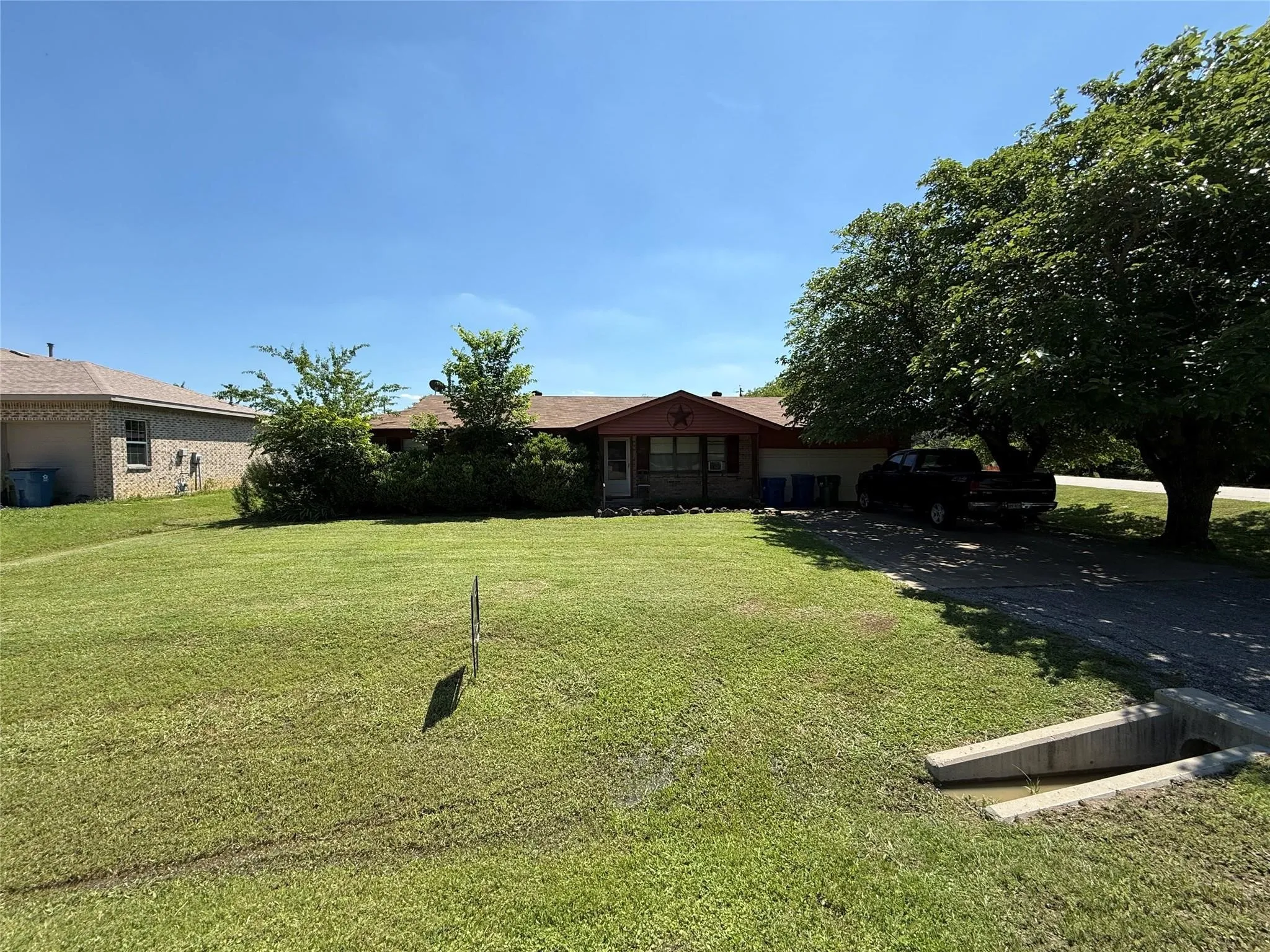 Single Family Residence For Sale in Denton County , 300 Linda Street, Roanoke, Texas 76262, 3 Bedroom, 2 Bathroom, 2 Garage spaces, 1,288 Sqft, built in 1965, mls#21410953, Real Estate Agent in Roanoke, Homes For Sale in Denton county, Homes For Sale in Roanoke, Realtor in Roanoke Texas, Real Estate Brokerage Independent Realty Texas, Luminita Cordes Realtor
