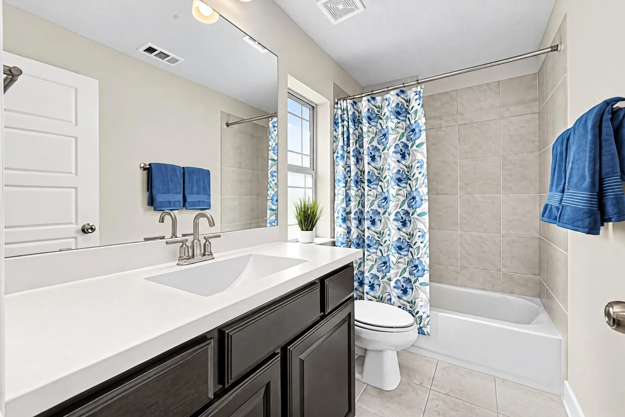 Single Family Residence For Sale in Dallas County , 9220 Lamar Street, Rowlett, Texas 75089, 3 Bedroom, 3 Bathroom, 2 Garage spaces, 2,320 Sqft, built in 2020, mls#21411022, Real Estate Agent in Rowlett, Homes For Sale in Dallas county, Homes For Sale in Rowlett, Realtor in Rowlett Texas, Real Estate Brokerage Independent Realty Texas, Luminita Cordes Realtor