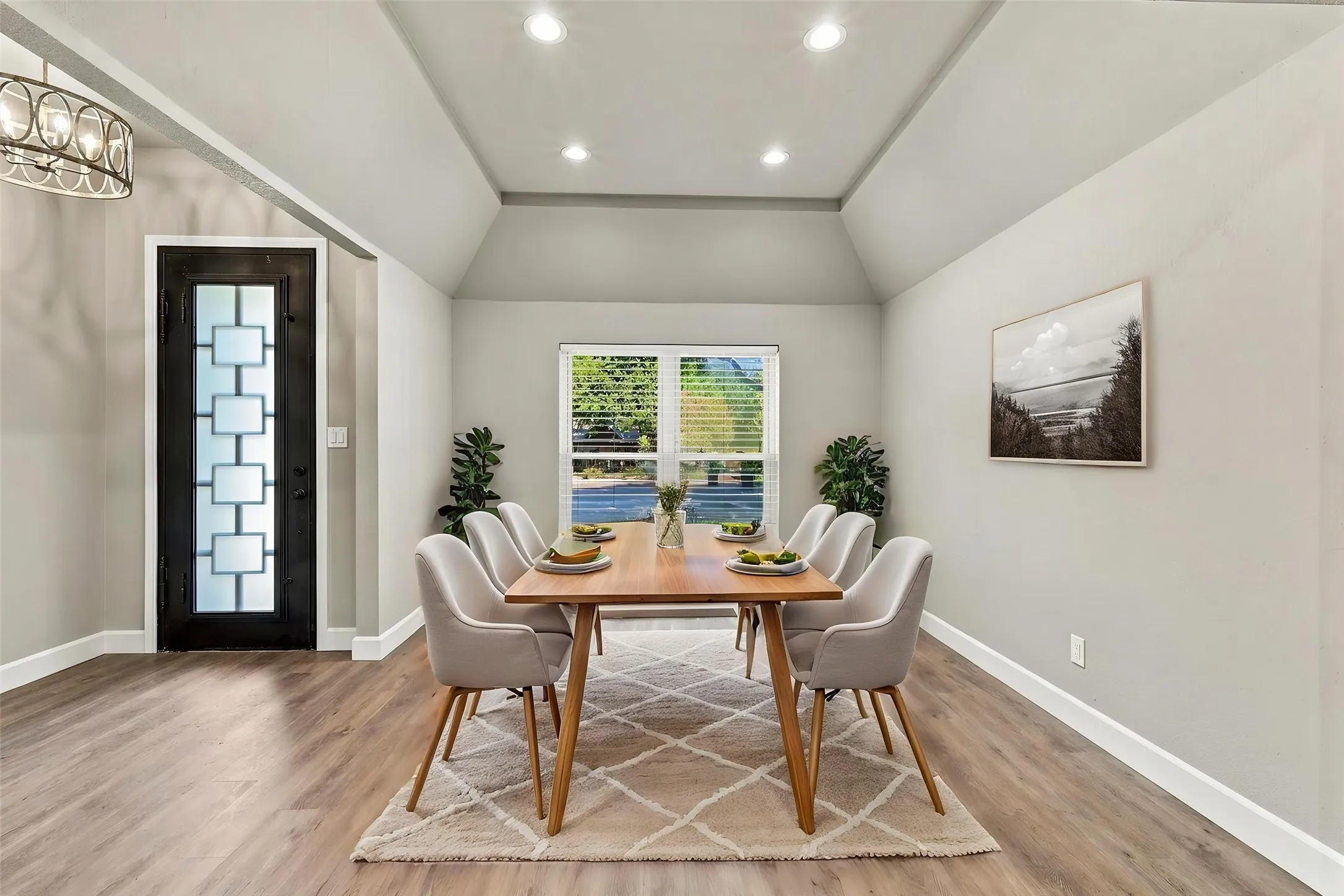 Virtually staged dining