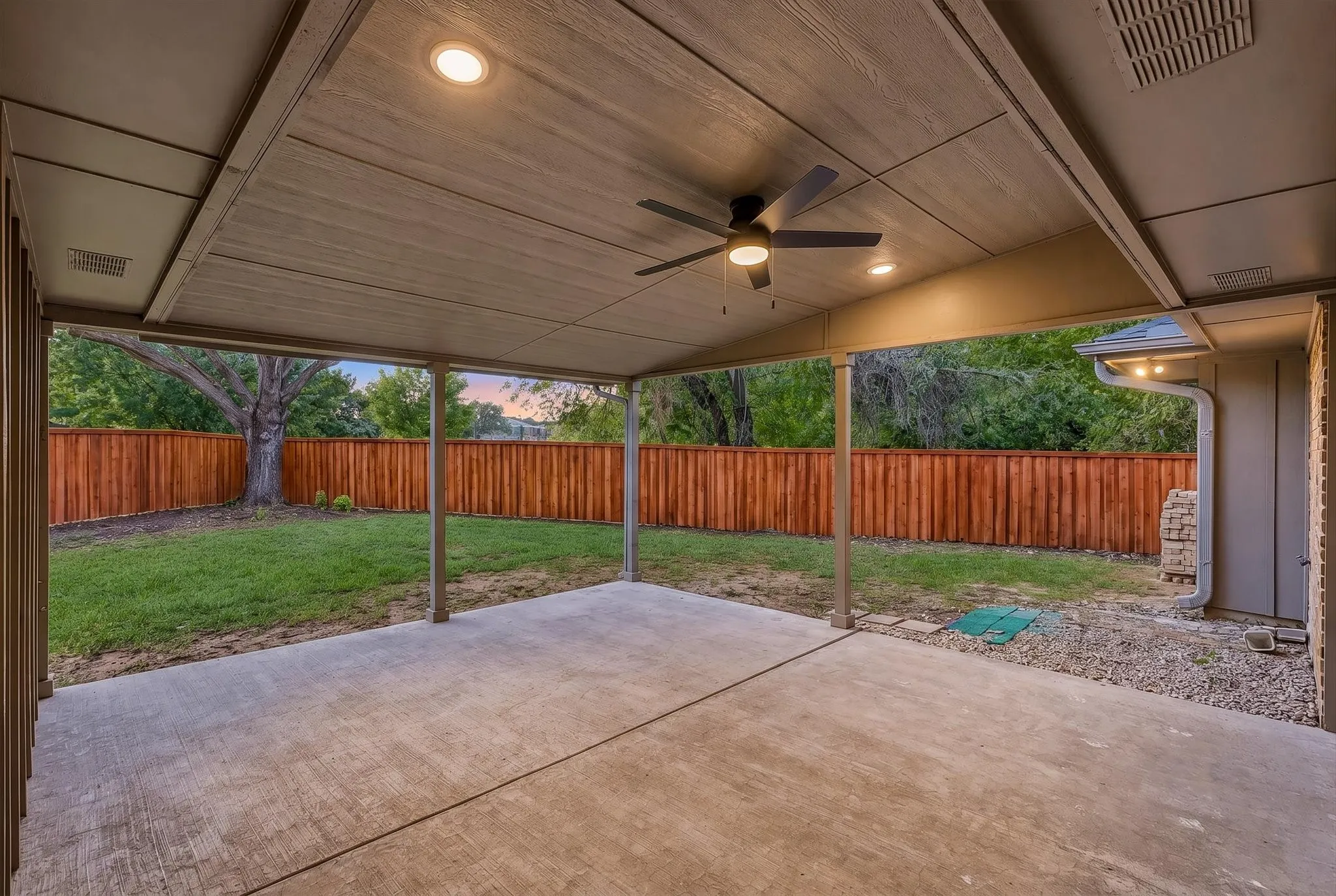 Single Family Residence For Rent in Denton County , 2040 Aspen Place, Lewisville, Texas 75077, 3 Bedroom, 3 Bathroom, 3 Garage spaces, 2,265 Sqft, built in 1984, mls#21398707, Real Estate Agent in Lewisville, Homes For Rent in Denton county, Homes For Rent in Lewisville, Realtor in Lewisville Texas, Real Estate Brokerage Independent Realty Texas, Luminita Cordes Realtor