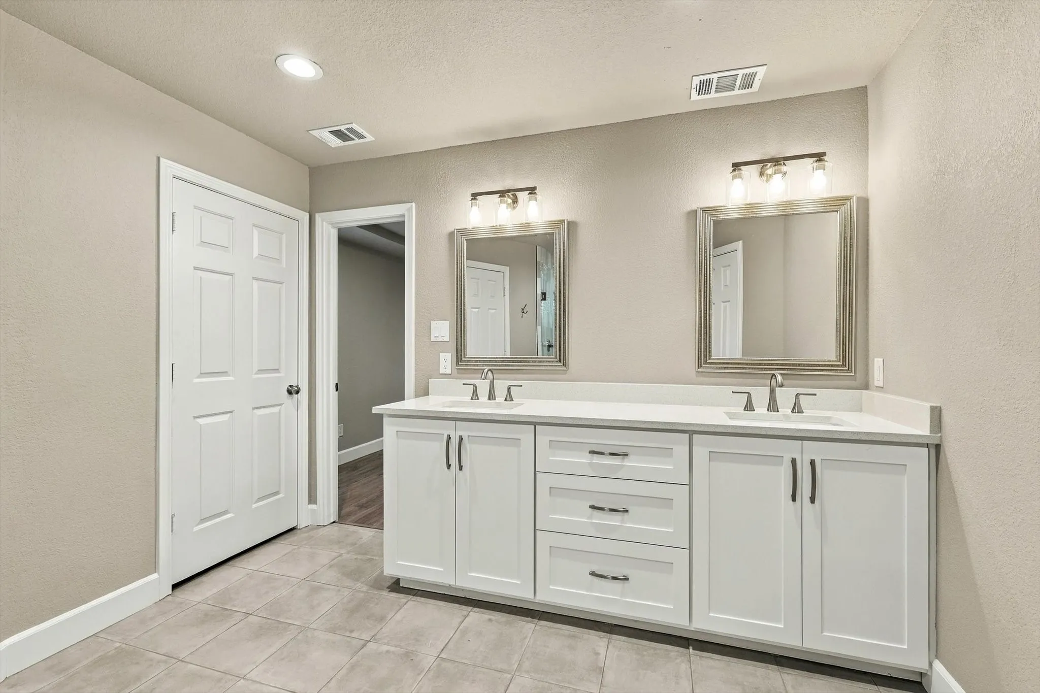 Single Family Residence For Rent in Denton County , 2040 Aspen Place, Lewisville, Texas 75077, 3 Bedroom, 3 Bathroom, 3 Garage spaces, 2,265 Sqft, built in 1984, mls#21398707, Real Estate Agent in Lewisville, Homes For Rent in Denton county, Homes For Rent in Lewisville, Realtor in Lewisville Texas, Real Estate Brokerage Independent Realty Texas, Luminita Cordes Realtor