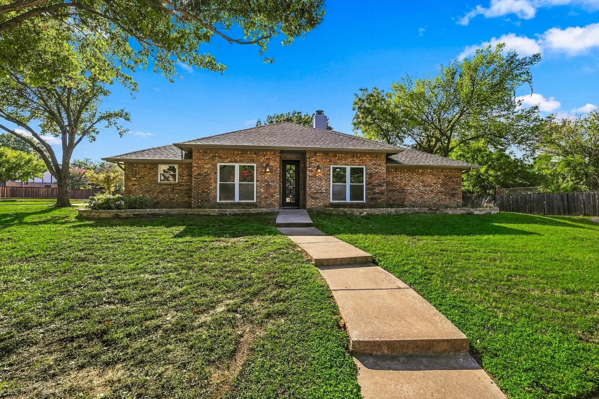 Single Family Residence For Rent in Denton County , 2040 Aspen Place, Lewisville, Texas 75077, 3 Bedroom, 3 Bathroom, 3 Garage spaces, 2,265 Sqft, built in 1984, mls#21398707, Real Estate Agent in Lewisville, Homes For Rent in Denton county, Homes For Rent in Lewisville, Realtor in Lewisville Texas, Real Estate Brokerage Independent Realty Texas, Luminita Cordes Realtor