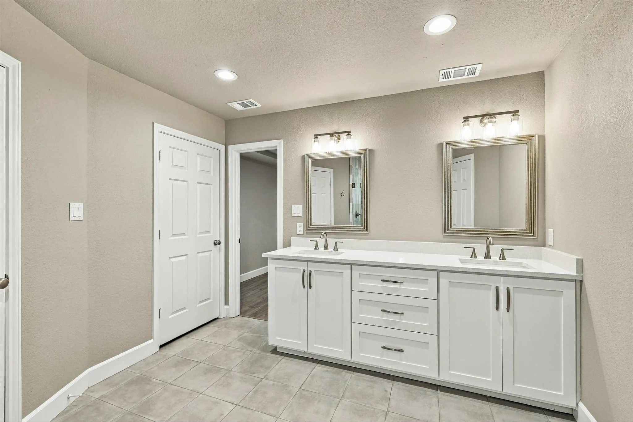 Single Family Residence For Rent in Denton County , 2040 Aspen Place, Lewisville, Texas 75077, 3 Bedroom, 3 Bathroom, 3 Garage spaces, 2,265 Sqft, built in 1984, mls#21398707, Real Estate Agent in Lewisville, Homes For Rent in Denton county, Homes For Rent in Lewisville, Realtor in Lewisville Texas, Real Estate Brokerage Independent Realty Texas, Luminita Cordes Realtor