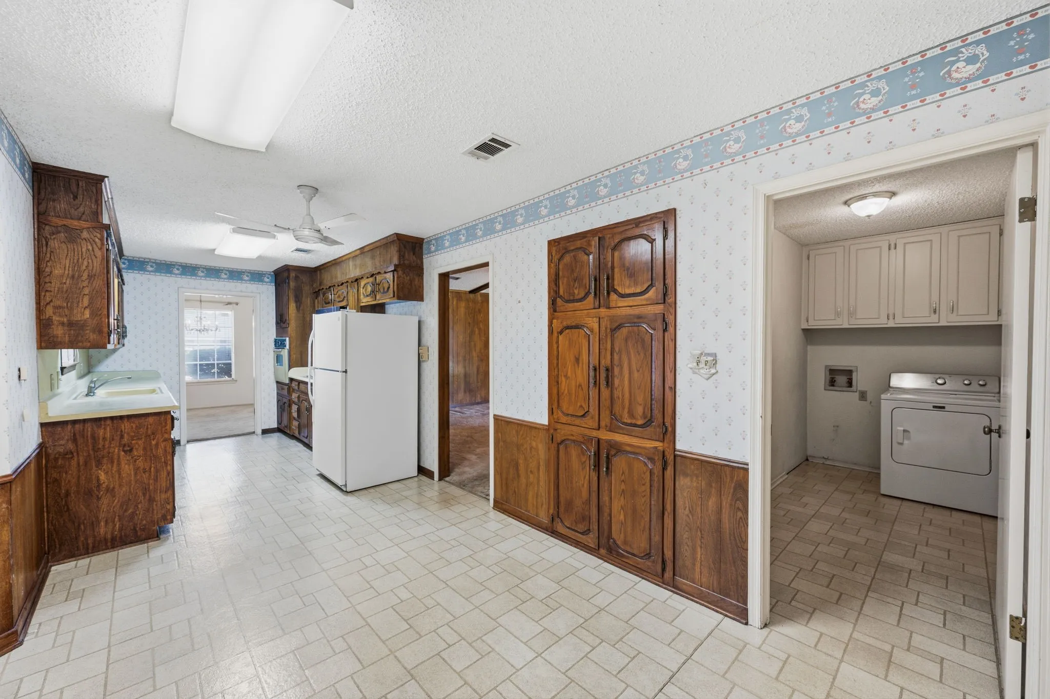 Single Family Residence For Sale in Tarrant County , 4041 Alava Drive, Fort Worth, Texas 76133, 3 Bedroom, 2 Bathroom, 2 Garage spaces, 1,824 Sqft, built in 1973, mls#21408191, Real Estate Agent in Fort Worth, Homes For Sale in Tarrant county, Homes For Sale in Fort Worth, Realtor in Fort Worth Texas, Real Estate Brokerage Independent Realty Texas, Luminita Cordes Realtor