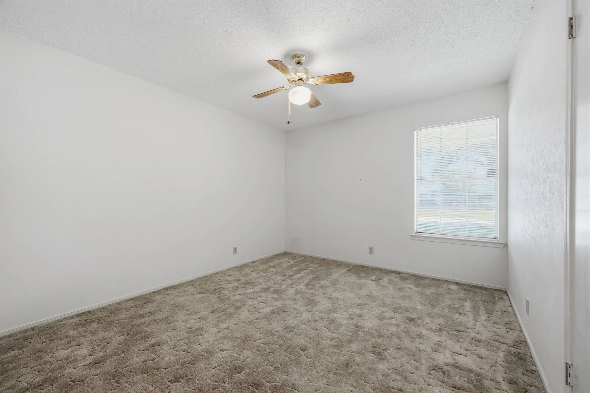 Single Family Residence For Sale in Tarrant County , 4041 Alava Drive, Fort Worth, Texas 76133, 3 Bedroom, 2 Bathroom, 2 Garage spaces, 1,824 Sqft, built in 1973, mls#21408191, Real Estate Agent in Fort Worth, Homes For Sale in Tarrant county, Homes For Sale in Fort Worth, Realtor in Fort Worth Texas, Real Estate Brokerage Independent Realty Texas, Luminita Cordes Realtor