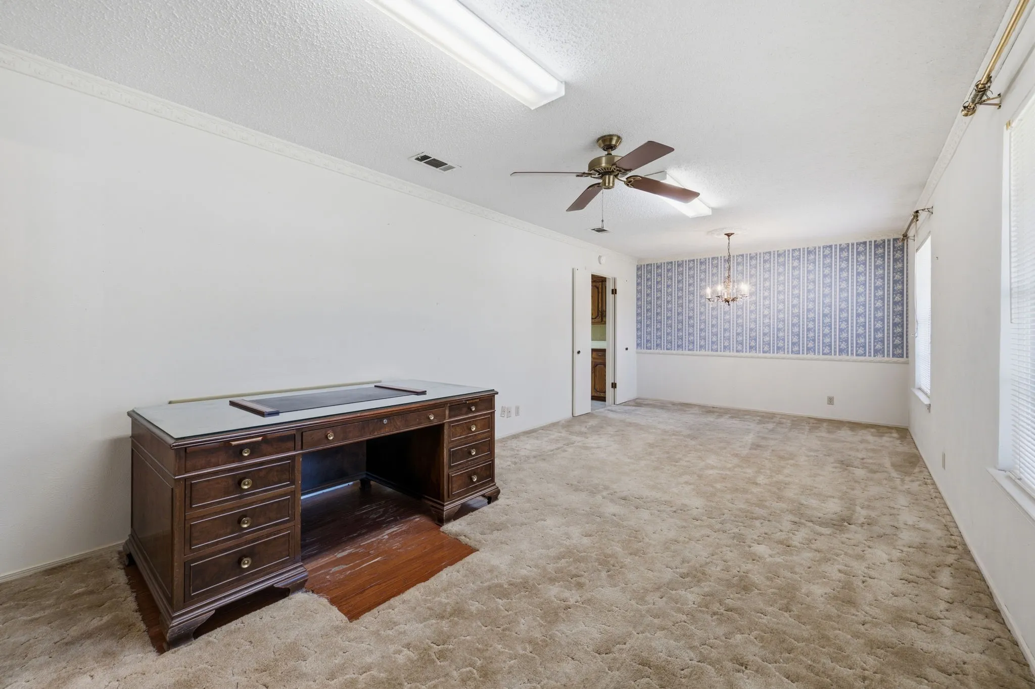 Single Family Residence For Sale in Tarrant County , 4041 Alava Drive, Fort Worth, Texas 76133, 3 Bedroom, 2 Bathroom, 2 Garage spaces, 1,824 Sqft, built in 1973, mls#21408191, Real Estate Agent in Fort Worth, Homes For Sale in Tarrant county, Homes For Sale in Fort Worth, Realtor in Fort Worth Texas, Real Estate Brokerage Independent Realty Texas, Luminita Cordes Realtor