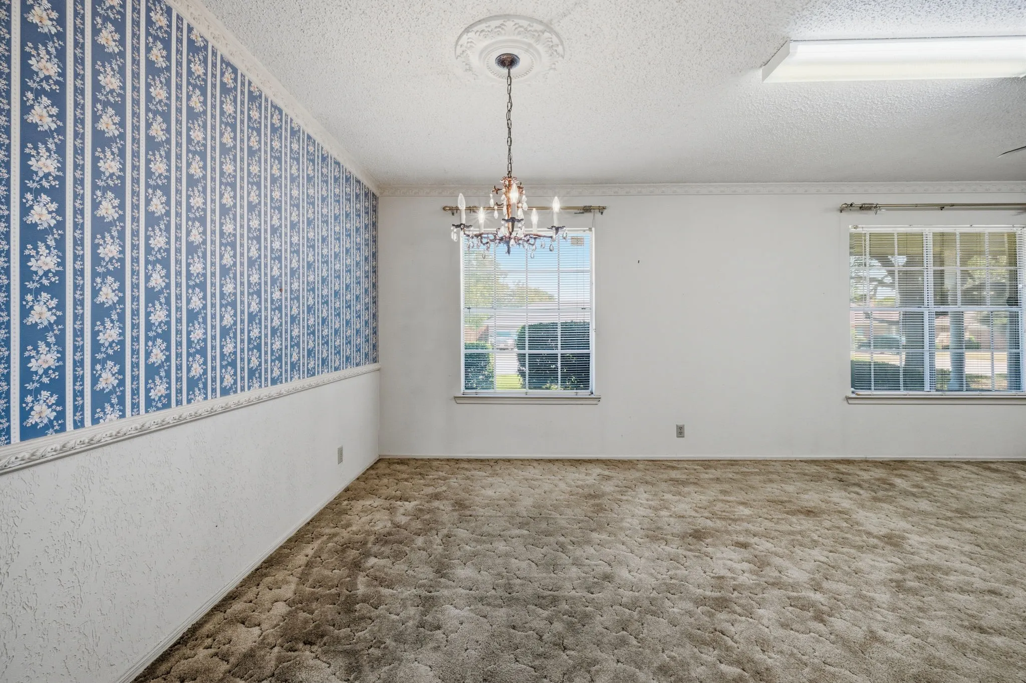 Single Family Residence For Sale in Tarrant County , 4041 Alava Drive, Fort Worth, Texas 76133, 3 Bedroom, 2 Bathroom, 2 Garage spaces, 1,824 Sqft, built in 1973, mls#21408191, Real Estate Agent in Fort Worth, Homes For Sale in Tarrant county, Homes For Sale in Fort Worth, Realtor in Fort Worth Texas, Real Estate Brokerage Independent Realty Texas, Luminita Cordes Realtor