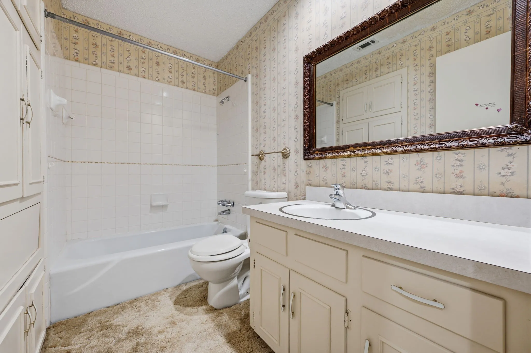 Single Family Residence For Sale in Tarrant County , 4041 Alava Drive, Fort Worth, Texas 76133, 3 Bedroom, 2 Bathroom, 2 Garage spaces, 1,824 Sqft, built in 1973, mls#21408191, Real Estate Agent in Fort Worth, Homes For Sale in Tarrant county, Homes For Sale in Fort Worth, Realtor in Fort Worth Texas, Real Estate Brokerage Independent Realty Texas, Luminita Cordes Realtor