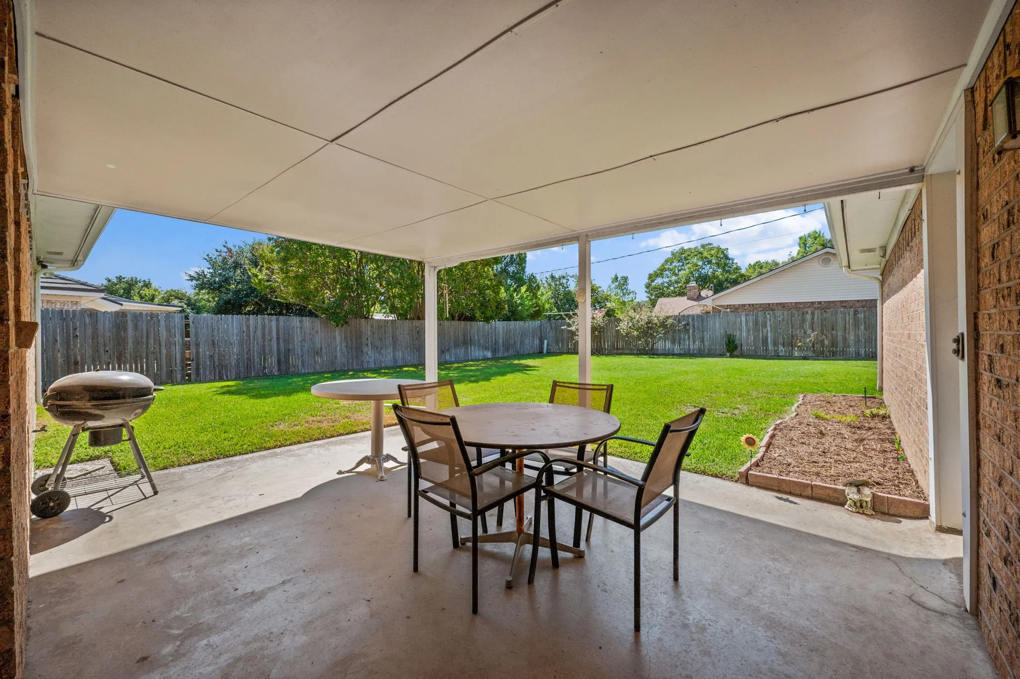 Single Family Residence For Sale in Tarrant County , 4041 Alava Drive, Fort Worth, Texas 76133, 3 Bedroom, 2 Bathroom, 2 Garage spaces, 1,824 Sqft, built in 1973, mls#21408191, Real Estate Agent in Fort Worth, Homes For Sale in Tarrant county, Homes For Sale in Fort Worth, Realtor in Fort Worth Texas, Real Estate Brokerage Independent Realty Texas, Luminita Cordes Realtor