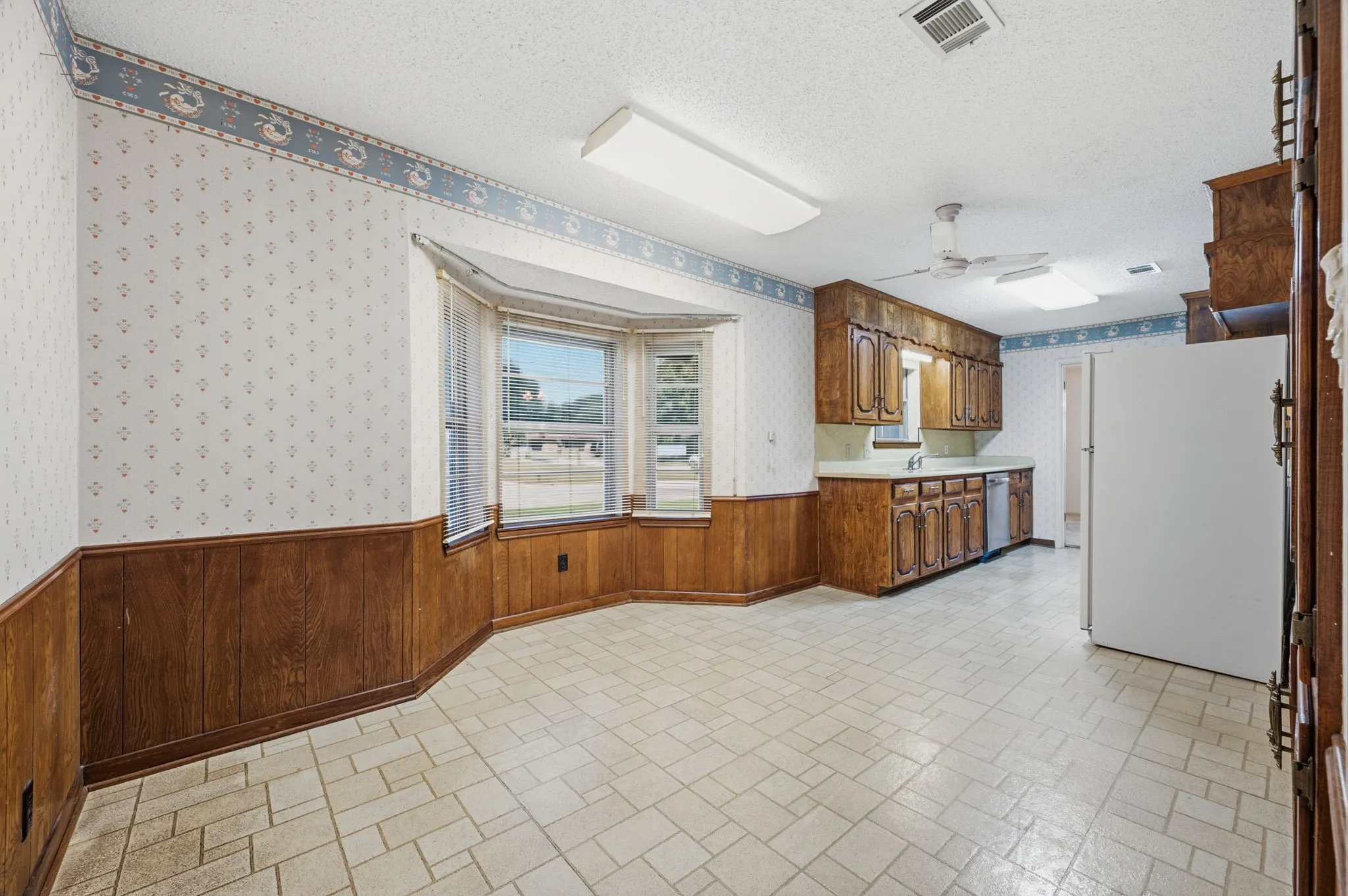 Single Family Residence For Sale in Tarrant County , 4041 Alava Drive, Fort Worth, Texas 76133, 3 Bedroom, 2 Bathroom, 2 Garage spaces, 1,824 Sqft, built in 1973, mls#21408191, Real Estate Agent in Fort Worth, Homes For Sale in Tarrant county, Homes For Sale in Fort Worth, Realtor in Fort Worth Texas, Real Estate Brokerage Independent Realty Texas, Luminita Cordes Realtor
