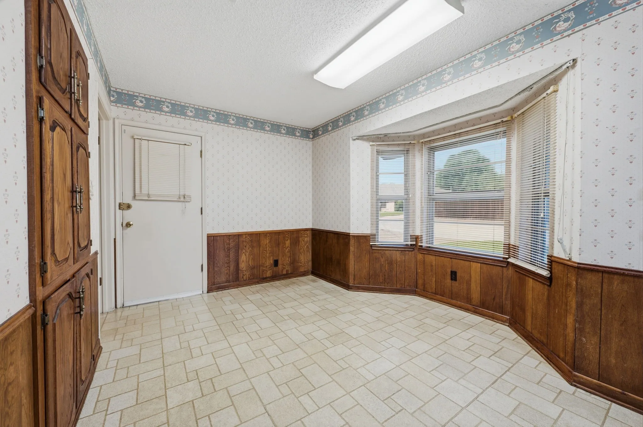 Single Family Residence For Sale in Tarrant County , 4041 Alava Drive, Fort Worth, Texas 76133, 3 Bedroom, 2 Bathroom, 2 Garage spaces, 1,824 Sqft, built in 1973, mls#21408191, Real Estate Agent in Fort Worth, Homes For Sale in Tarrant county, Homes For Sale in Fort Worth, Realtor in Fort Worth Texas, Real Estate Brokerage Independent Realty Texas, Luminita Cordes Realtor