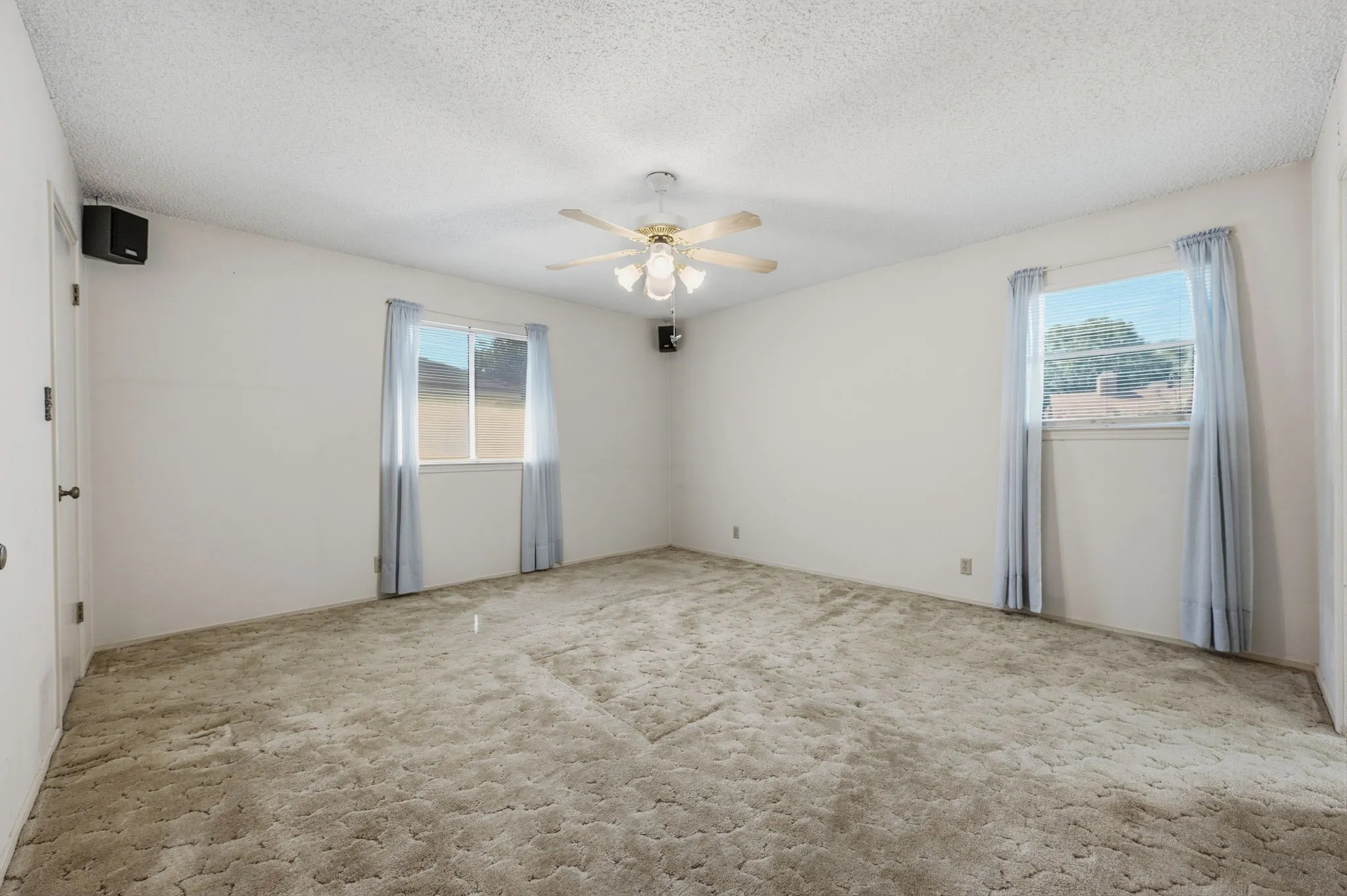 Single Family Residence For Sale in Tarrant County , 4041 Alava Drive, Fort Worth, Texas 76133, 3 Bedroom, 2 Bathroom, 2 Garage spaces, 1,824 Sqft, built in 1973, mls#21408191, Real Estate Agent in Fort Worth, Homes For Sale in Tarrant county, Homes For Sale in Fort Worth, Realtor in Fort Worth Texas, Real Estate Brokerage Independent Realty Texas, Luminita Cordes Realtor