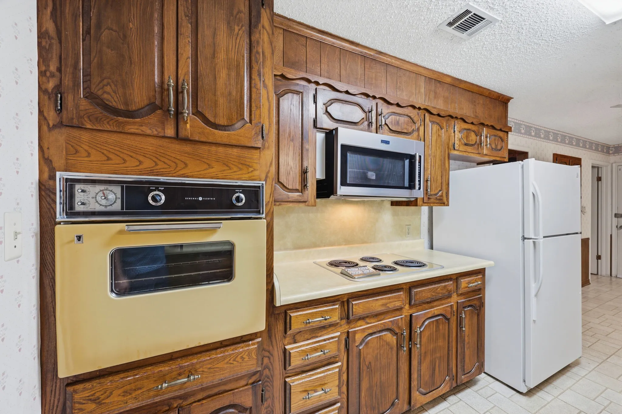 Single Family Residence For Sale in Tarrant County , 4041 Alava Drive, Fort Worth, Texas 76133, 3 Bedroom, 2 Bathroom, 2 Garage spaces, 1,824 Sqft, built in 1973, mls#21408191, Real Estate Agent in Fort Worth, Homes For Sale in Tarrant county, Homes For Sale in Fort Worth, Realtor in Fort Worth Texas, Real Estate Brokerage Independent Realty Texas, Luminita Cordes Realtor
