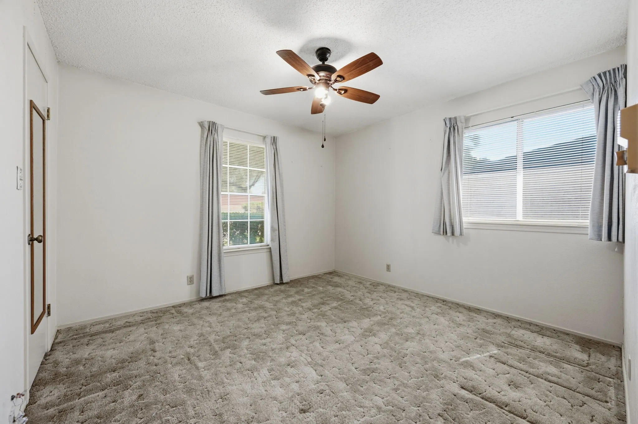 Single Family Residence For Sale in Tarrant County , 4041 Alava Drive, Fort Worth, Texas 76133, 3 Bedroom, 2 Bathroom, 2 Garage spaces, 1,824 Sqft, built in 1973, mls#21408191, Real Estate Agent in Fort Worth, Homes For Sale in Tarrant county, Homes For Sale in Fort Worth, Realtor in Fort Worth Texas, Real Estate Brokerage Independent Realty Texas, Luminita Cordes Realtor