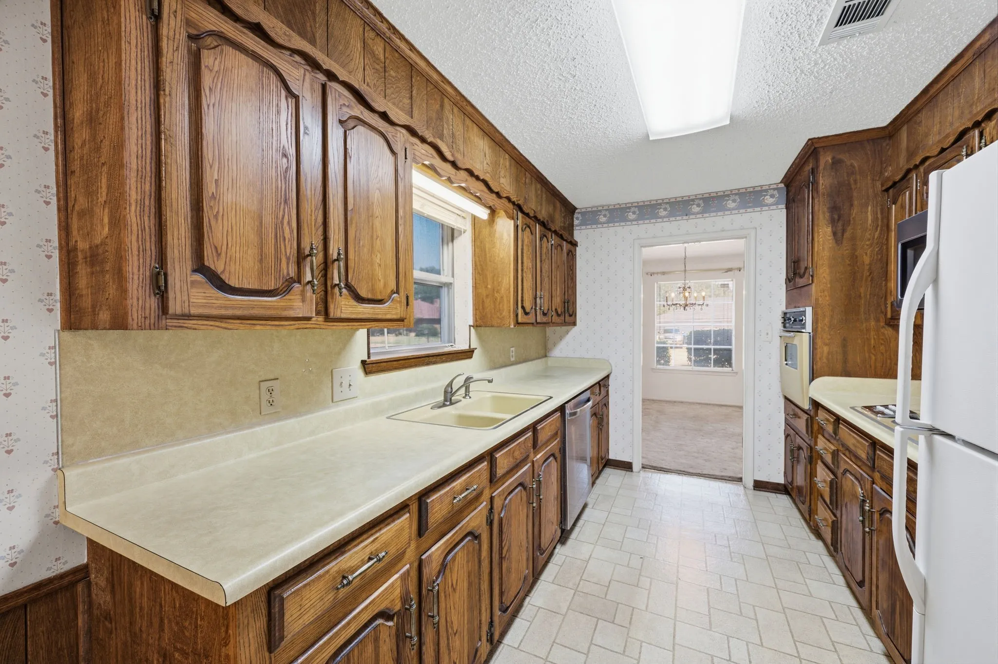 Single Family Residence For Sale in Tarrant County , 4041 Alava Drive, Fort Worth, Texas 76133, 3 Bedroom, 2 Bathroom, 2 Garage spaces, 1,824 Sqft, built in 1973, mls#21408191, Real Estate Agent in Fort Worth, Homes For Sale in Tarrant county, Homes For Sale in Fort Worth, Realtor in Fort Worth Texas, Real Estate Brokerage Independent Realty Texas, Luminita Cordes Realtor