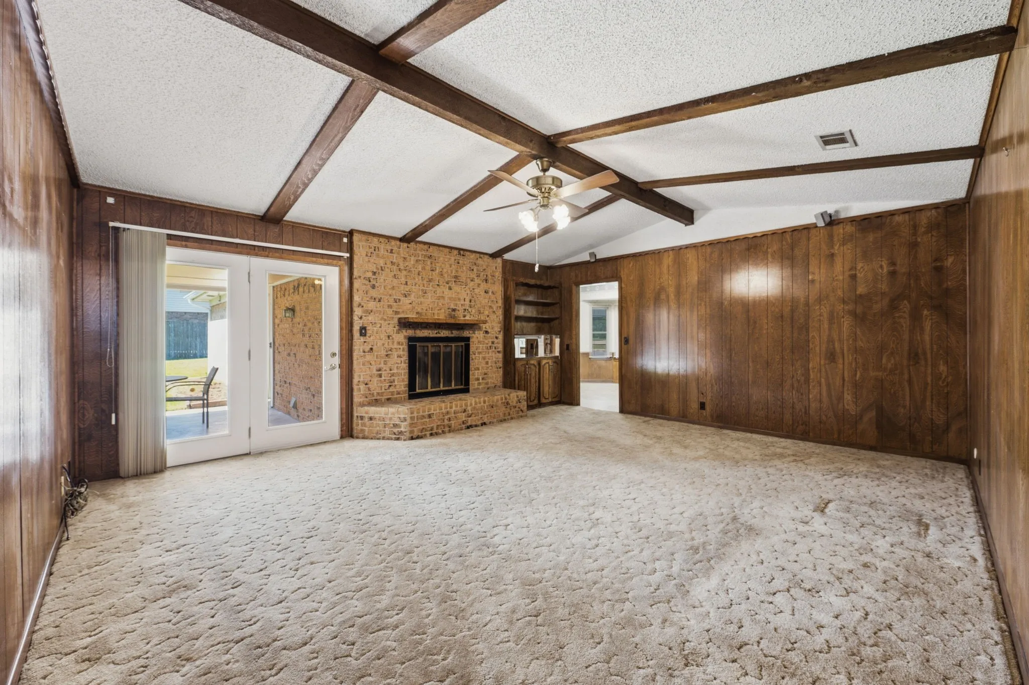 Single Family Residence For Sale in Tarrant County , 4041 Alava Drive, Fort Worth, Texas 76133, 3 Bedroom, 2 Bathroom, 2 Garage spaces, 1,824 Sqft, built in 1973, mls#21408191, Real Estate Agent in Fort Worth, Homes For Sale in Tarrant county, Homes For Sale in Fort Worth, Realtor in Fort Worth Texas, Real Estate Brokerage Independent Realty Texas, Luminita Cordes Realtor
