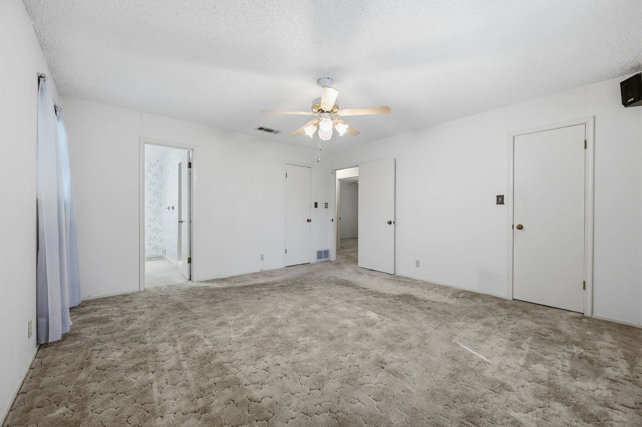 Single Family Residence For Sale in Tarrant County , 4041 Alava Drive, Fort Worth, Texas 76133, 3 Bedroom, 2 Bathroom, 2 Garage spaces, 1,824 Sqft, built in 1973, mls#21408191, Real Estate Agent in Fort Worth, Homes For Sale in Tarrant county, Homes For Sale in Fort Worth, Realtor in Fort Worth Texas, Real Estate Brokerage Independent Realty Texas, Luminita Cordes Realtor