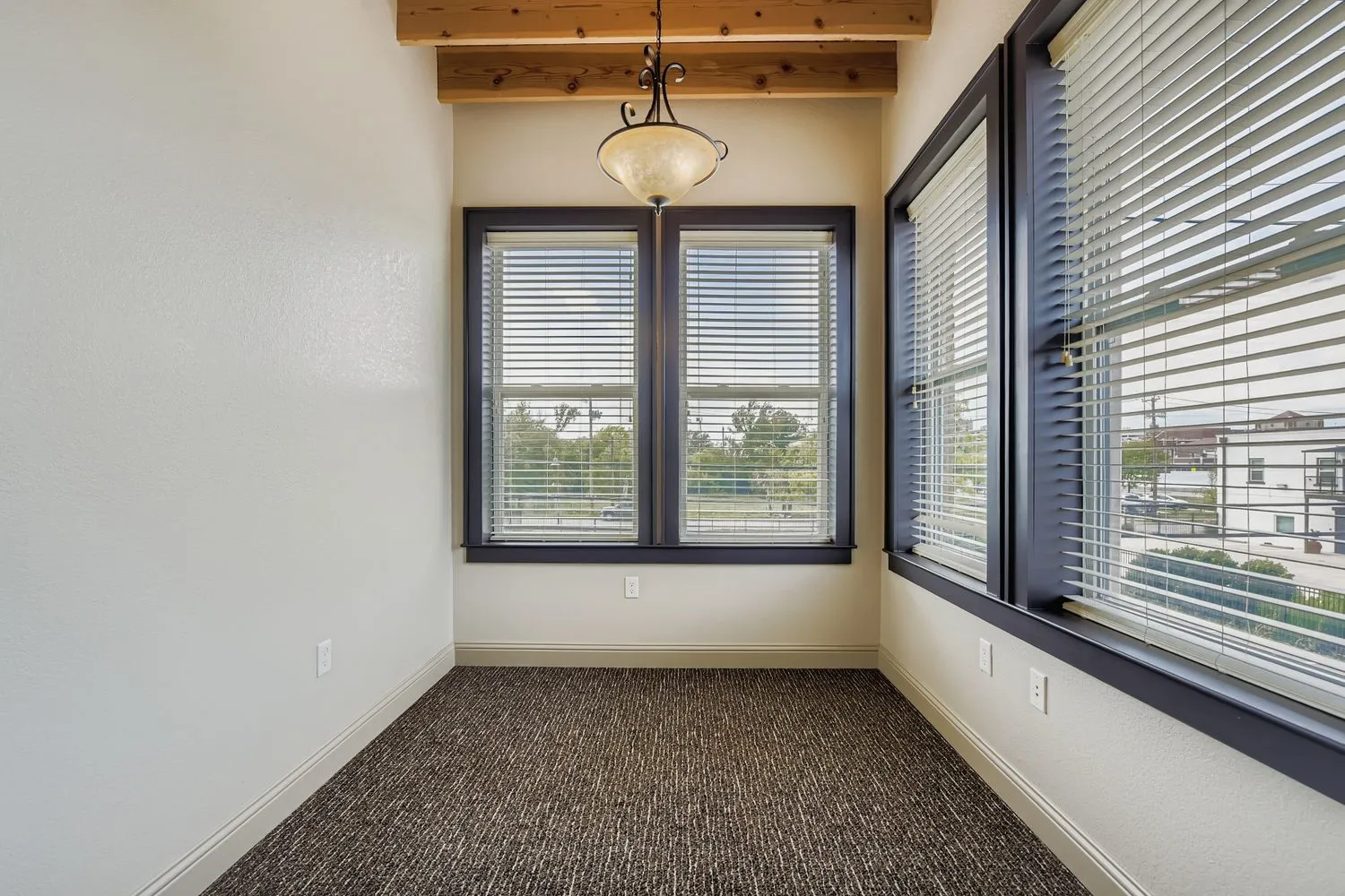 Dining area, or great area for a desk, additional seating, etc