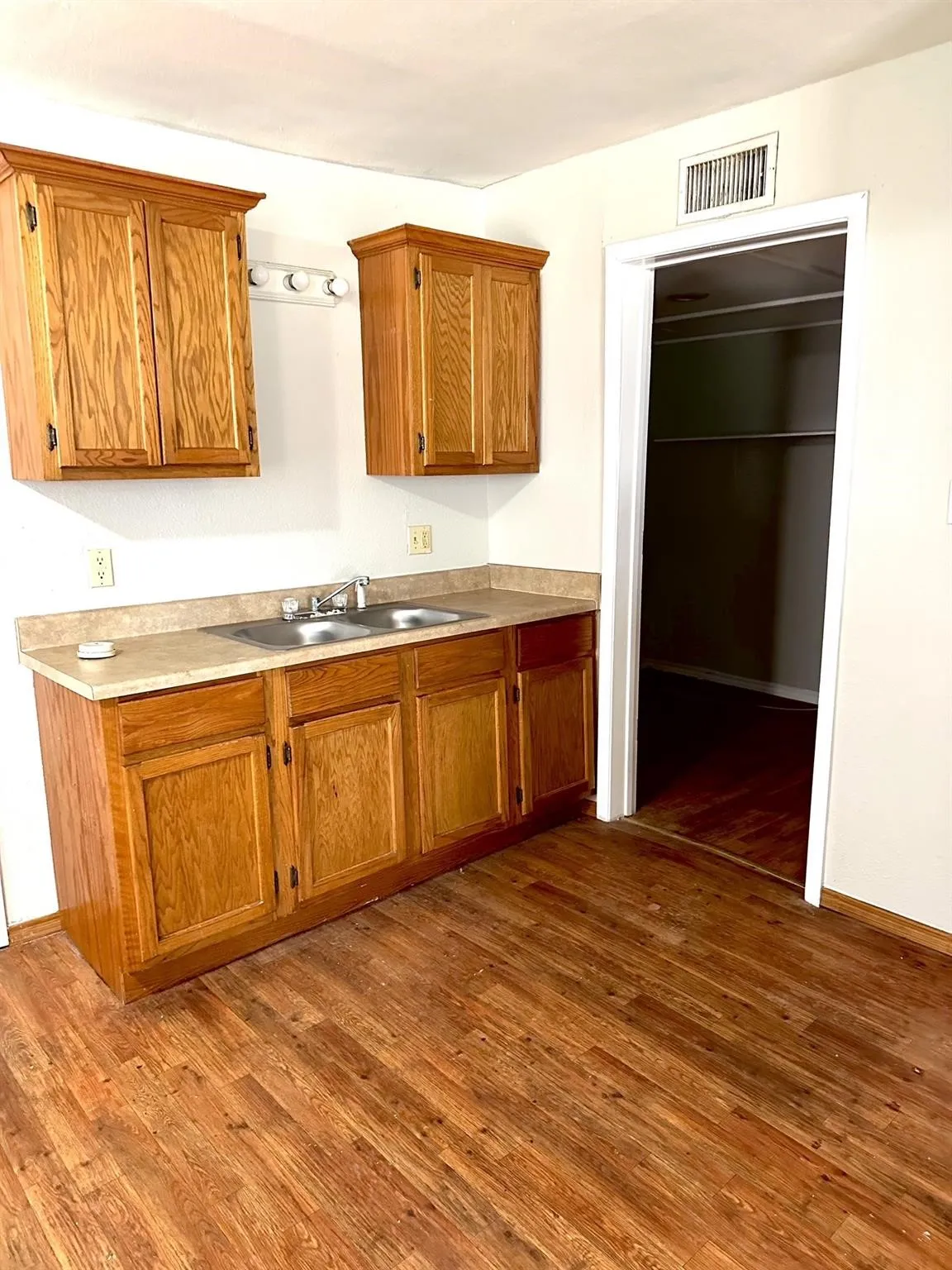 Apartment For Rent in Lamar County , 2416 Graham, Paris, Texas 75460, 1 Bedroom, 1 Bathroom, Garage spaces, 800 Sqft, built in 2014, mls#21411066, Real Estate Agent in Paris, Homes For Rent in Lamar county, Homes For Rent in Paris, Realtor in Paris Texas, Real Estate Brokerage Independent Realty Texas, Luminita Cordes Realtor