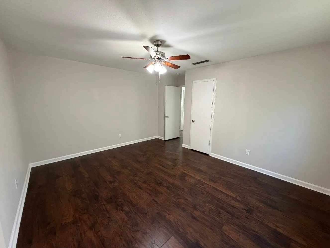 Single Family Residence For Sale in Dallas County , 3109 Manchester Drive, Mesquite, Texas 75150, 3 Bedroom, 2 Bathroom, 2 Garage spaces, 1,607 Sqft, built in 1974, mls#21410919, Real Estate Agent in Mesquite, Homes For Sale in Dallas county, Homes For Sale in Mesquite, Realtor in Mesquite Texas, Real Estate Brokerage Independent Realty Texas, Luminita Cordes Realtor