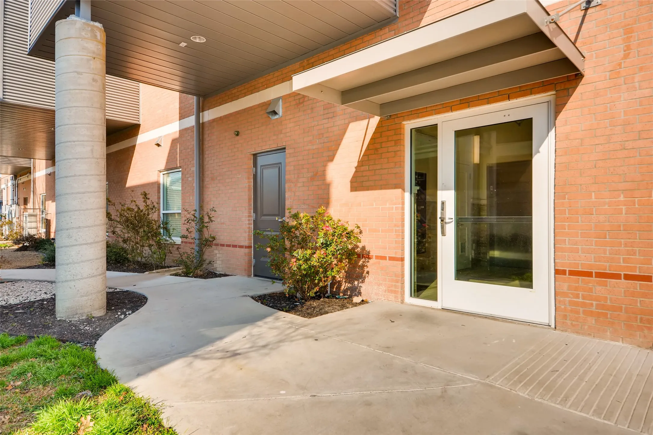 Apartment For Rent in Tarrant County , 928 Travis Avenue 407, Fort Worth, Texas 76104, 1 Bedroom, 1 Bathroom, Garage spaces, 690 Sqft, built in 2016, mls#21411071, Real Estate Agent in Fort Worth, Homes For Rent in Tarrant county, Homes For Rent in Fort Worth, Realtor in Fort Worth Texas, Real Estate Brokerage Independent Realty Texas, Luminita Cordes Realtor