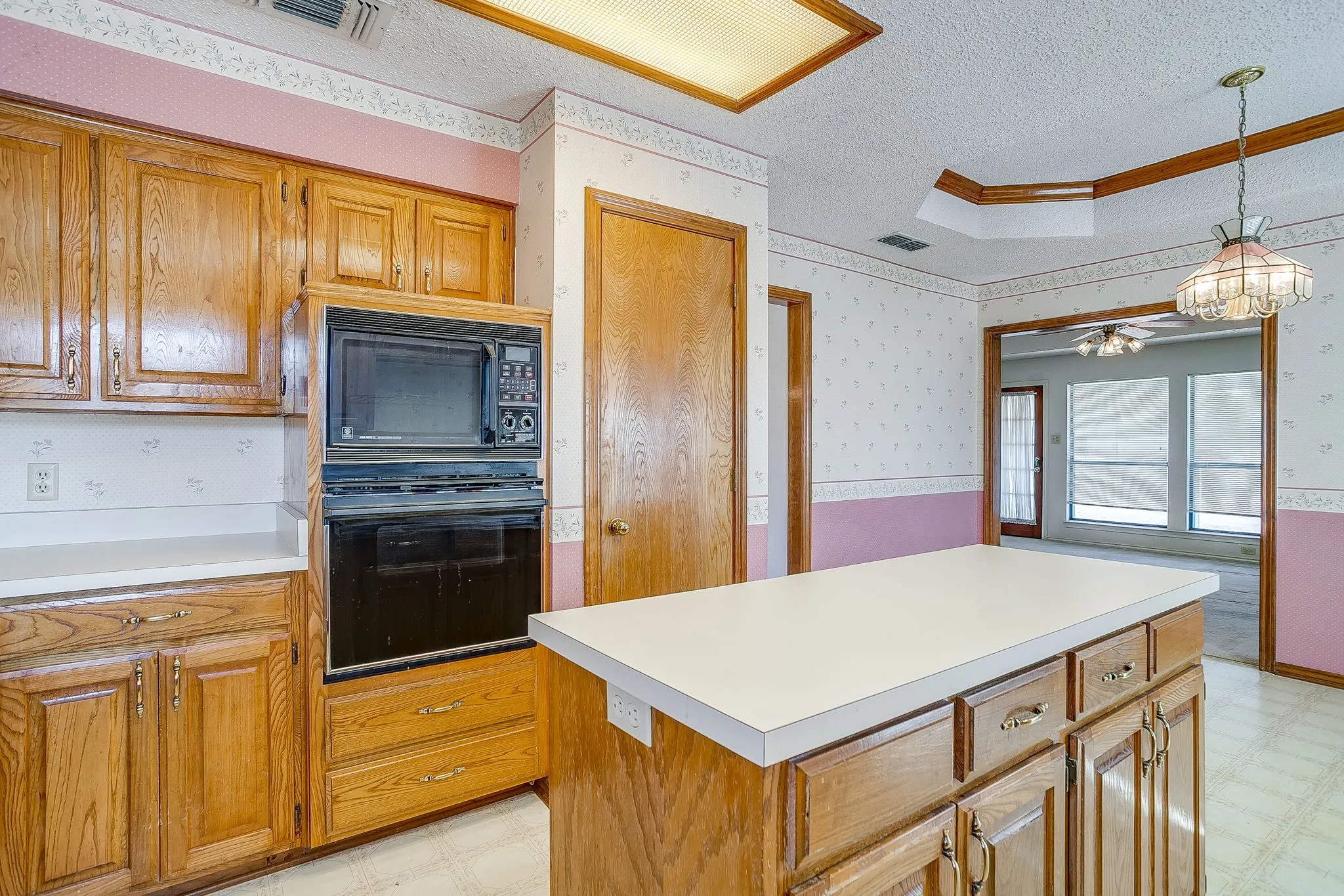 Single Family Residence For Sale in Parker County , 101 Royal Oak Drive, Aledo, Texas 76008, 3 Bedroom, 3 Bathroom, 2 Garage spaces, 2,316 Sqft, built in 1988, mls#21411072, Real Estate Agent in Aledo, Homes For Sale in Parker county, Homes For Sale in Aledo, Realtor in Aledo Texas, Real Estate Brokerage Independent Realty Texas, Luminita Cordes Realtor