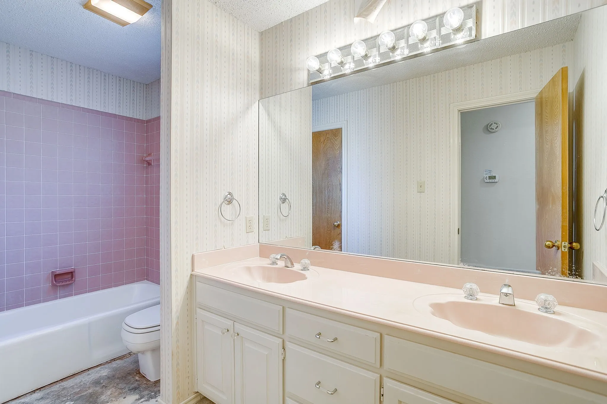 Single Family Residence For Sale in Parker County , 101 Royal Oak Drive, Aledo, Texas 76008, 3 Bedroom, 3 Bathroom, 2 Garage spaces, 2,316 Sqft, built in 1988, mls#21411072, Real Estate Agent in Aledo, Homes For Sale in Parker county, Homes For Sale in Aledo, Realtor in Aledo Texas, Real Estate Brokerage Independent Realty Texas, Luminita Cordes Realtor