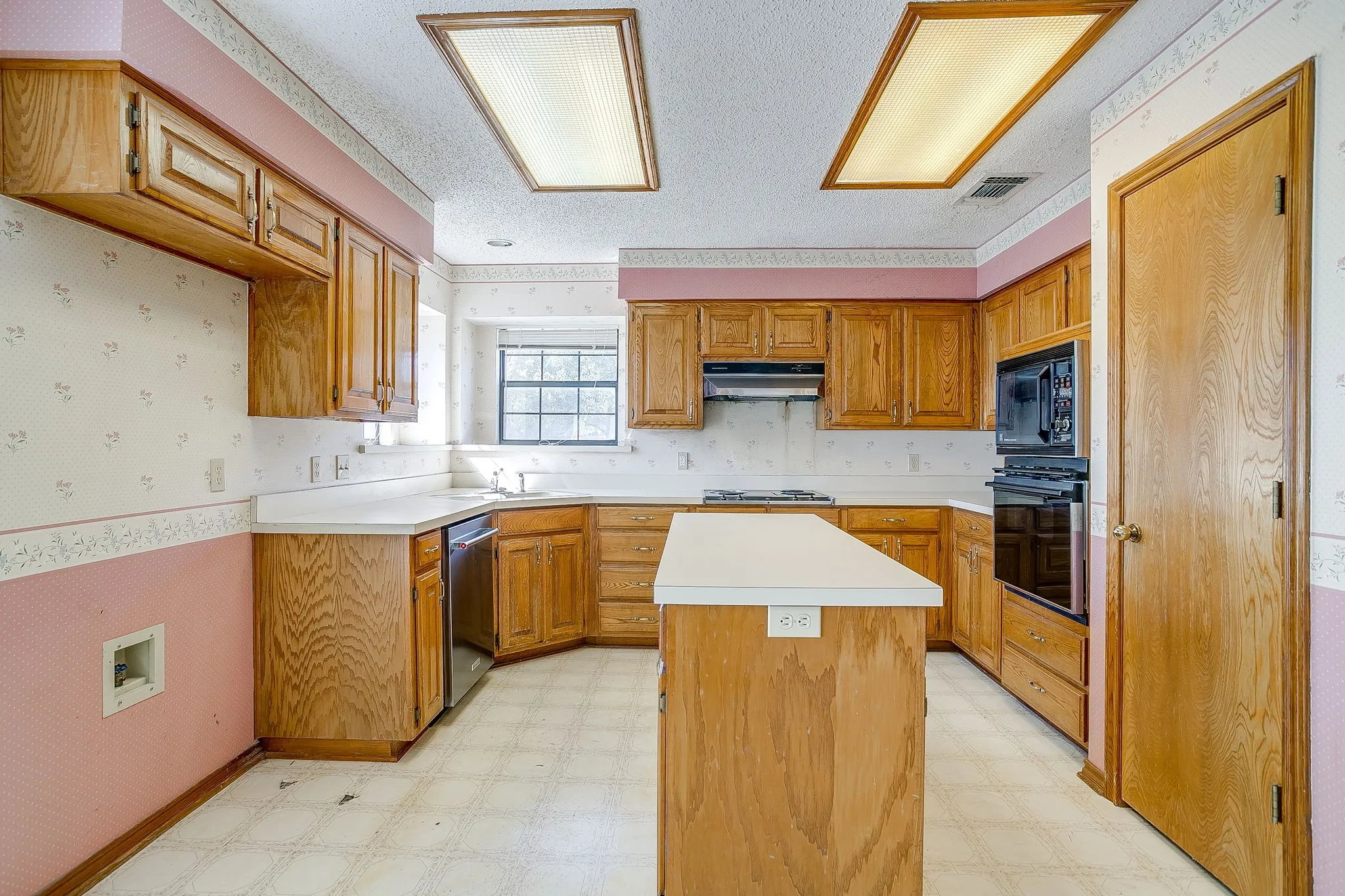 Single Family Residence For Sale in Parker County , 101 Royal Oak Drive, Aledo, Texas 76008, 3 Bedroom, 3 Bathroom, 2 Garage spaces, 2,316 Sqft, built in 1988, mls#21411072, Real Estate Agent in Aledo, Homes For Sale in Parker county, Homes For Sale in Aledo, Realtor in Aledo Texas, Real Estate Brokerage Independent Realty Texas, Luminita Cordes Realtor
