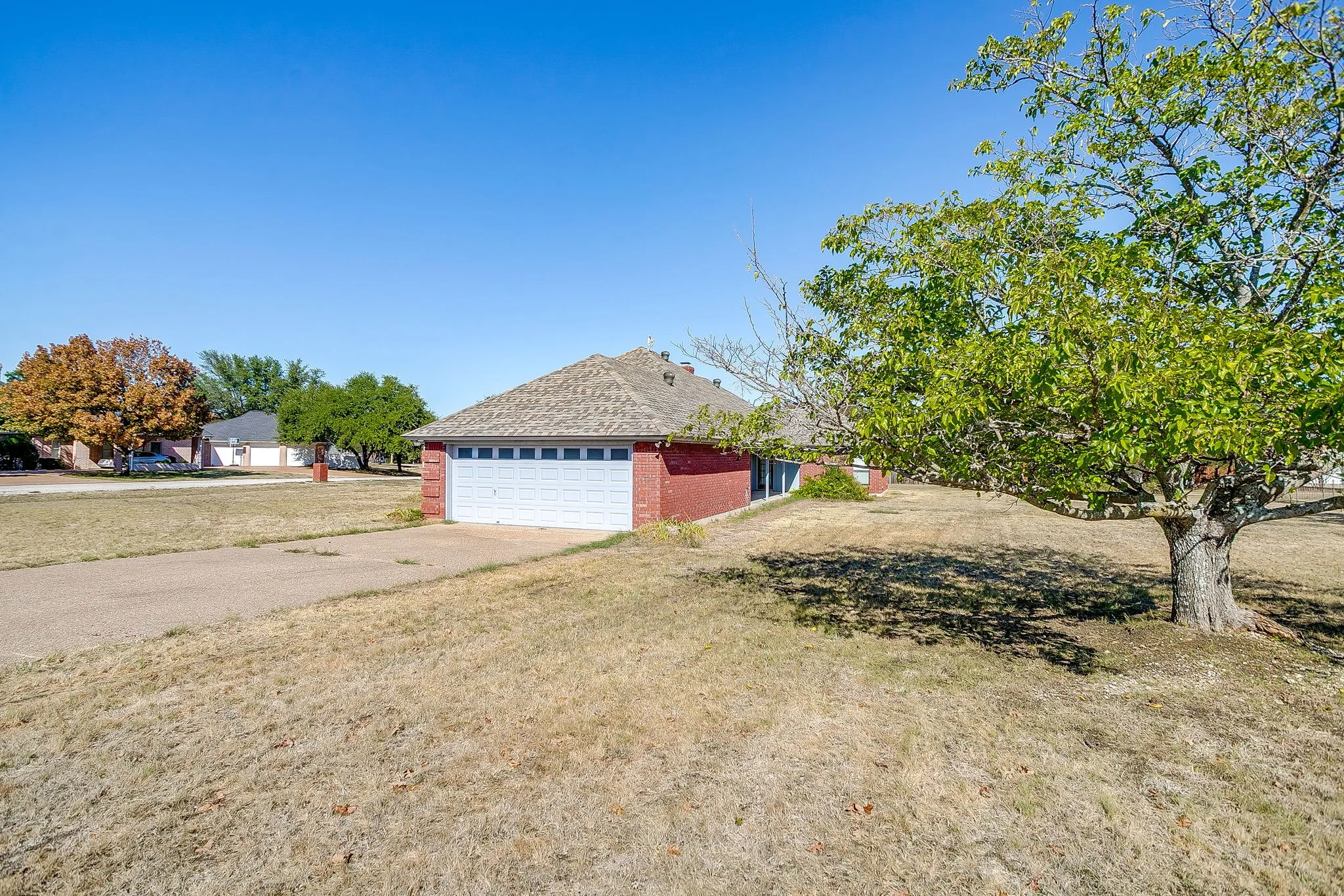 Single Family Residence For Sale in Parker County , 101 Royal Oak Drive, Aledo, Texas 76008, 3 Bedroom, 3 Bathroom, 2 Garage spaces, 2,316 Sqft, built in 1988, mls#21411072, Real Estate Agent in Aledo, Homes For Sale in Parker county, Homes For Sale in Aledo, Realtor in Aledo Texas, Real Estate Brokerage Independent Realty Texas, Luminita Cordes Realtor