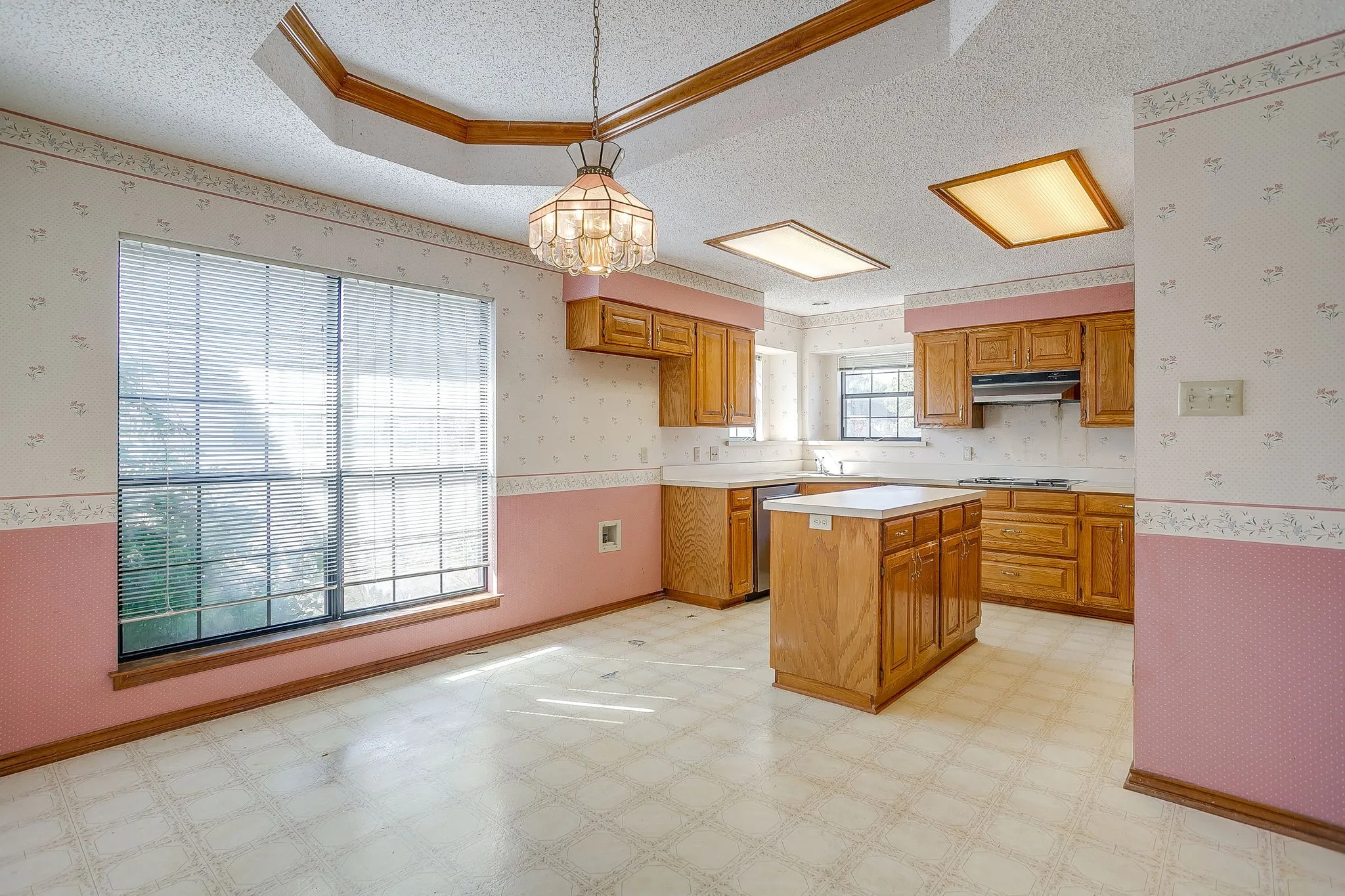 Single Family Residence For Sale in Parker County , 101 Royal Oak Drive, Aledo, Texas 76008, 3 Bedroom, 3 Bathroom, 2 Garage spaces, 2,316 Sqft, built in 1988, mls#21411072, Real Estate Agent in Aledo, Homes For Sale in Parker county, Homes For Sale in Aledo, Realtor in Aledo Texas, Real Estate Brokerage Independent Realty Texas, Luminita Cordes Realtor