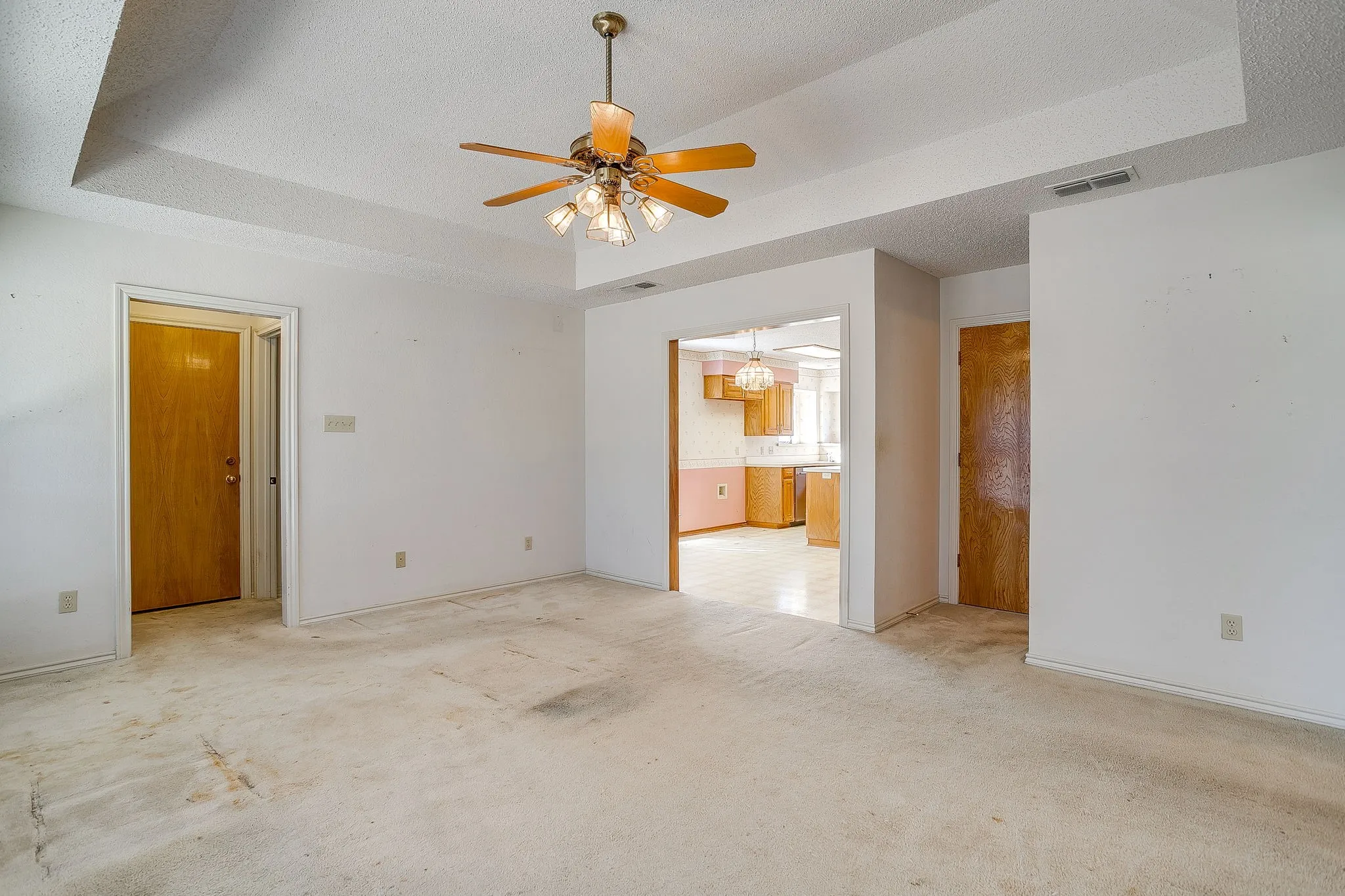 Single Family Residence For Sale in Parker County , 101 Royal Oak Drive, Aledo, Texas 76008, 3 Bedroom, 3 Bathroom, 2 Garage spaces, 2,316 Sqft, built in 1988, mls#21411072, Real Estate Agent in Aledo, Homes For Sale in Parker county, Homes For Sale in Aledo, Realtor in Aledo Texas, Real Estate Brokerage Independent Realty Texas, Luminita Cordes Realtor