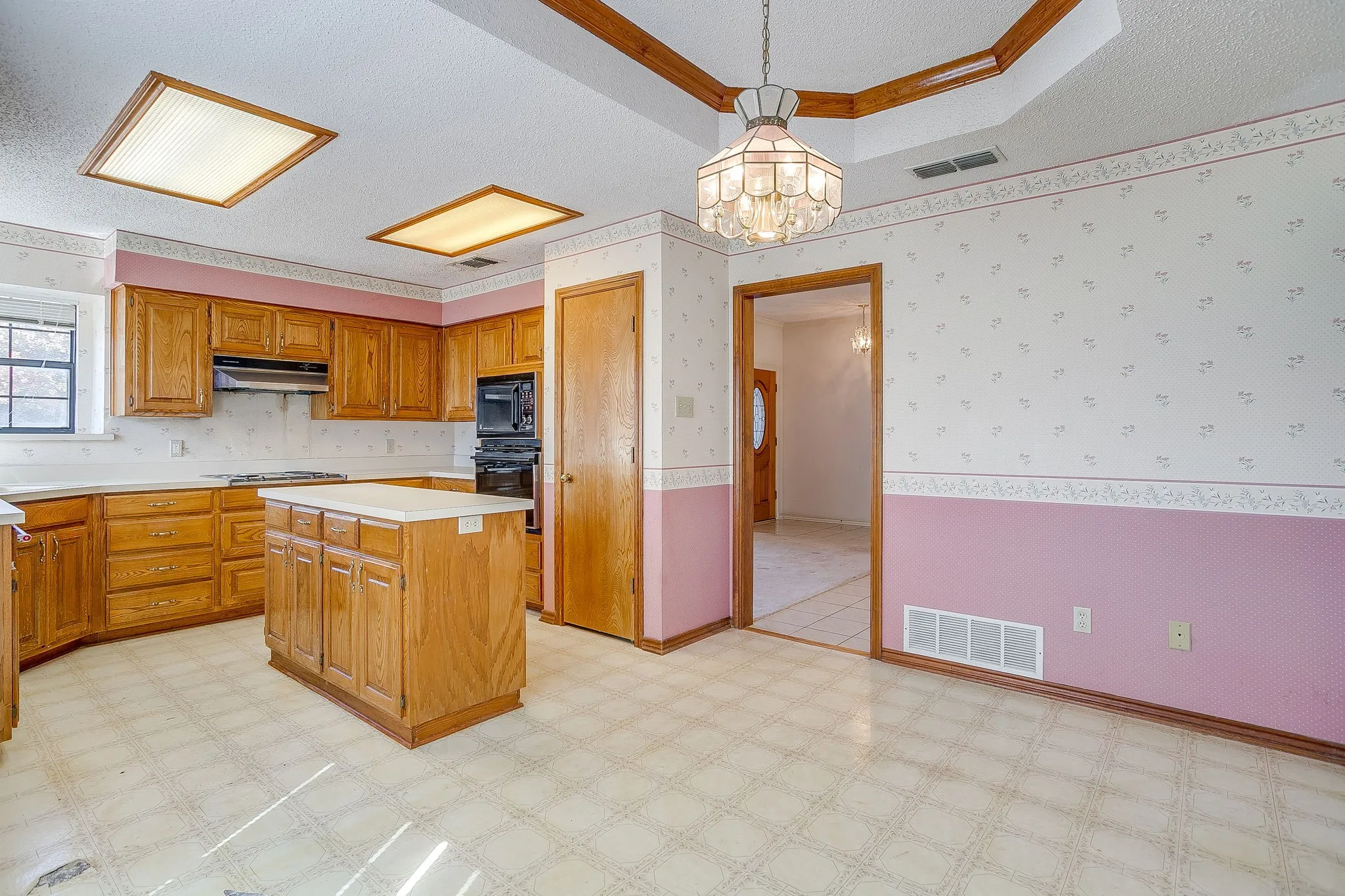 Single Family Residence For Sale in Parker County , 101 Royal Oak Drive, Aledo, Texas 76008, 3 Bedroom, 3 Bathroom, 2 Garage spaces, 2,316 Sqft, built in 1988, mls#21411072, Real Estate Agent in Aledo, Homes For Sale in Parker county, Homes For Sale in Aledo, Realtor in Aledo Texas, Real Estate Brokerage Independent Realty Texas, Luminita Cordes Realtor