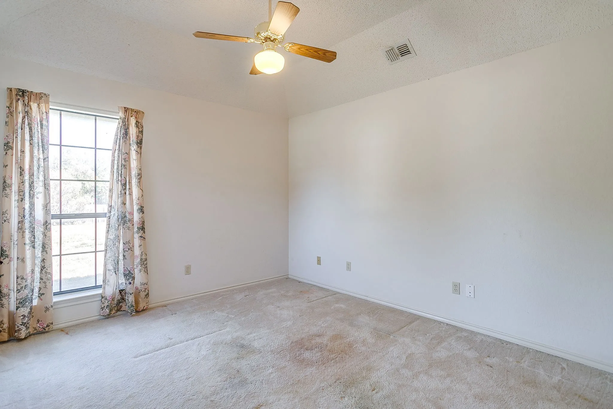 Single Family Residence For Sale in Parker County , 101 Royal Oak Drive, Aledo, Texas 76008, 3 Bedroom, 3 Bathroom, 2 Garage spaces, 2,316 Sqft, built in 1988, mls#21411072, Real Estate Agent in Aledo, Homes For Sale in Parker county, Homes For Sale in Aledo, Realtor in Aledo Texas, Real Estate Brokerage Independent Realty Texas, Luminita Cordes Realtor