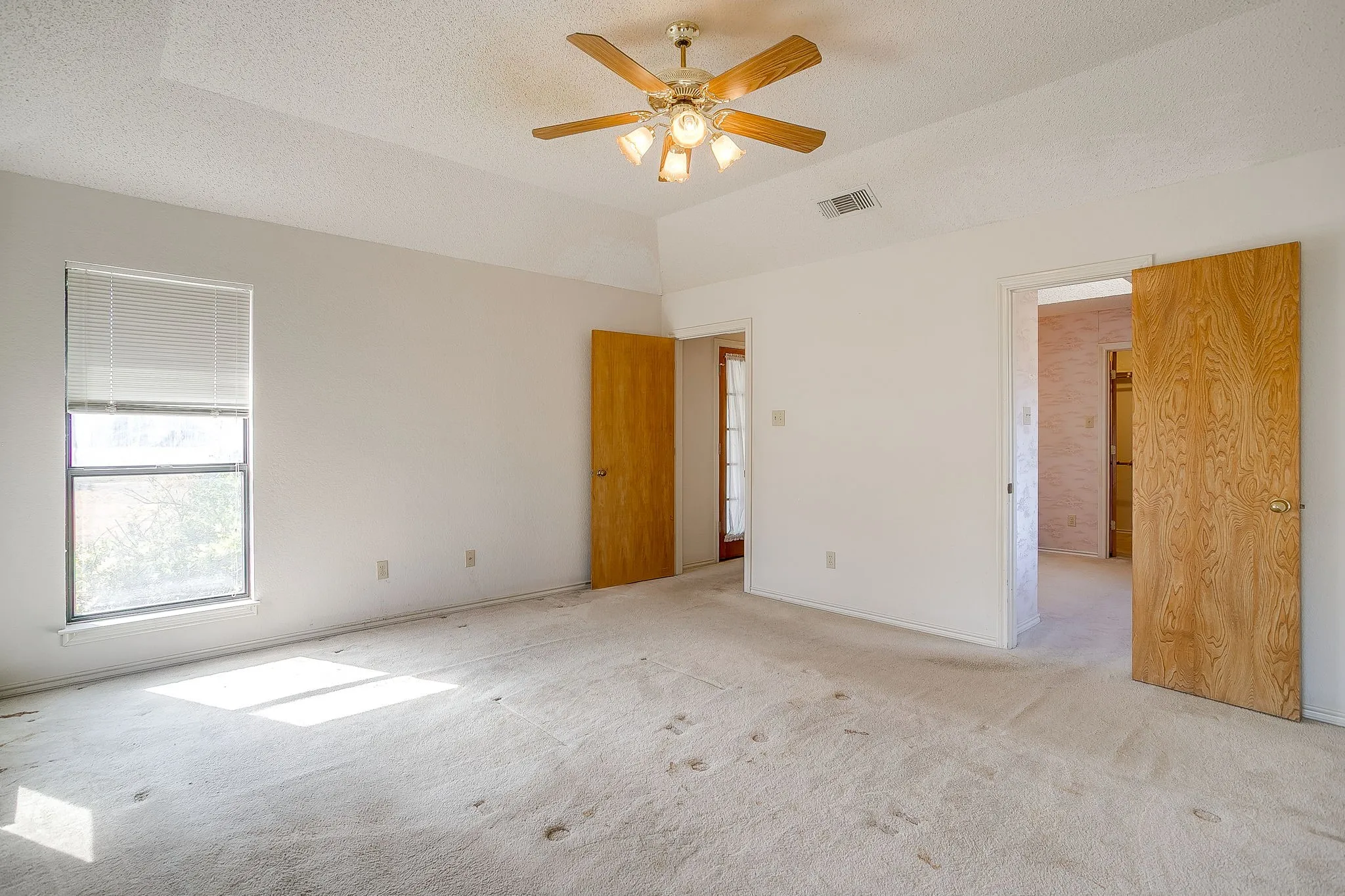 Single Family Residence For Sale in Parker County , 101 Royal Oak Drive, Aledo, Texas 76008, 3 Bedroom, 3 Bathroom, 2 Garage spaces, 2,316 Sqft, built in 1988, mls#21411072, Real Estate Agent in Aledo, Homes For Sale in Parker county, Homes For Sale in Aledo, Realtor in Aledo Texas, Real Estate Brokerage Independent Realty Texas, Luminita Cordes Realtor