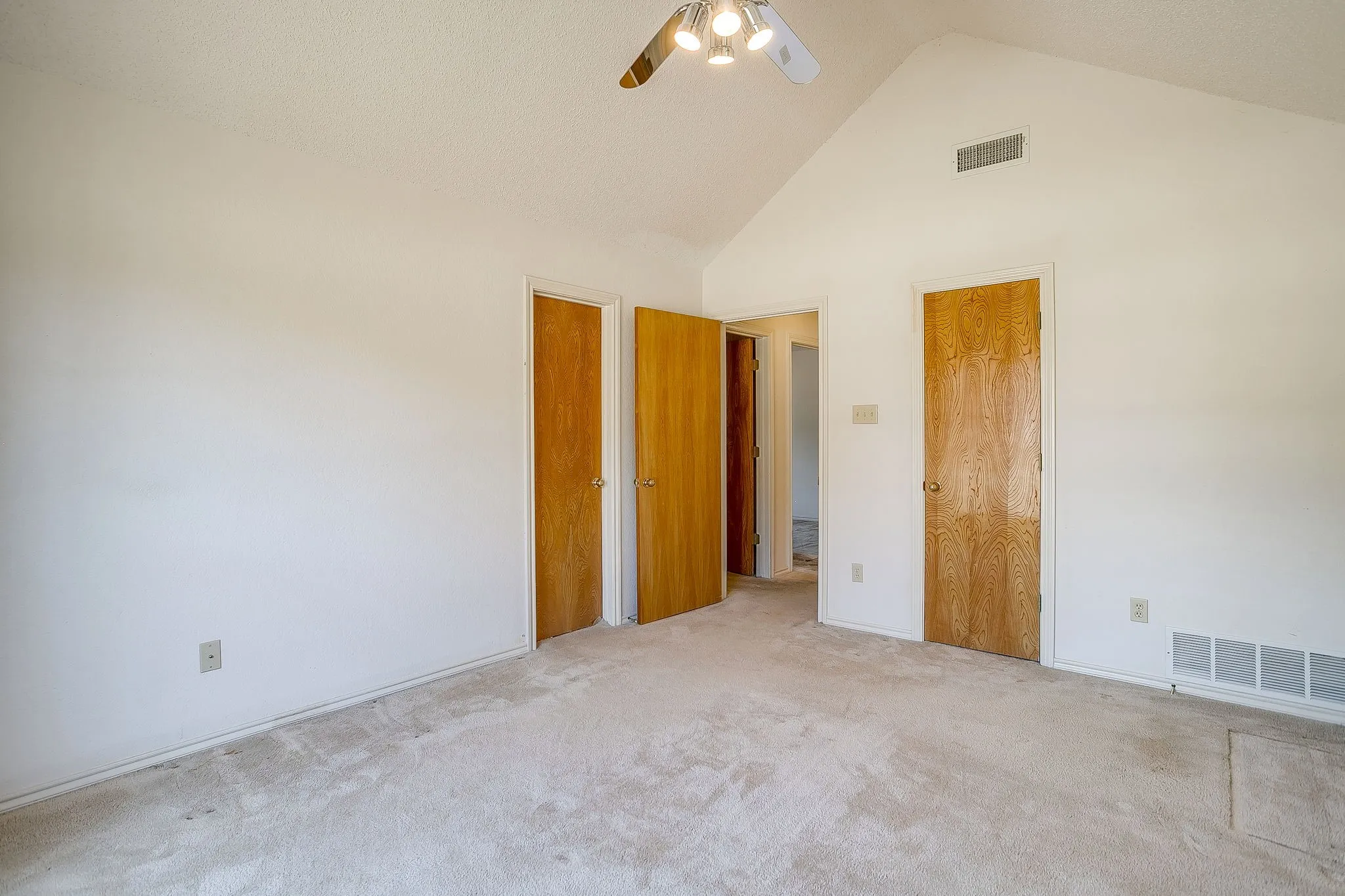 Single Family Residence For Sale in Parker County , 101 Royal Oak Drive, Aledo, Texas 76008, 3 Bedroom, 3 Bathroom, 2 Garage spaces, 2,316 Sqft, built in 1988, mls#21411072, Real Estate Agent in Aledo, Homes For Sale in Parker county, Homes For Sale in Aledo, Realtor in Aledo Texas, Real Estate Brokerage Independent Realty Texas, Luminita Cordes Realtor