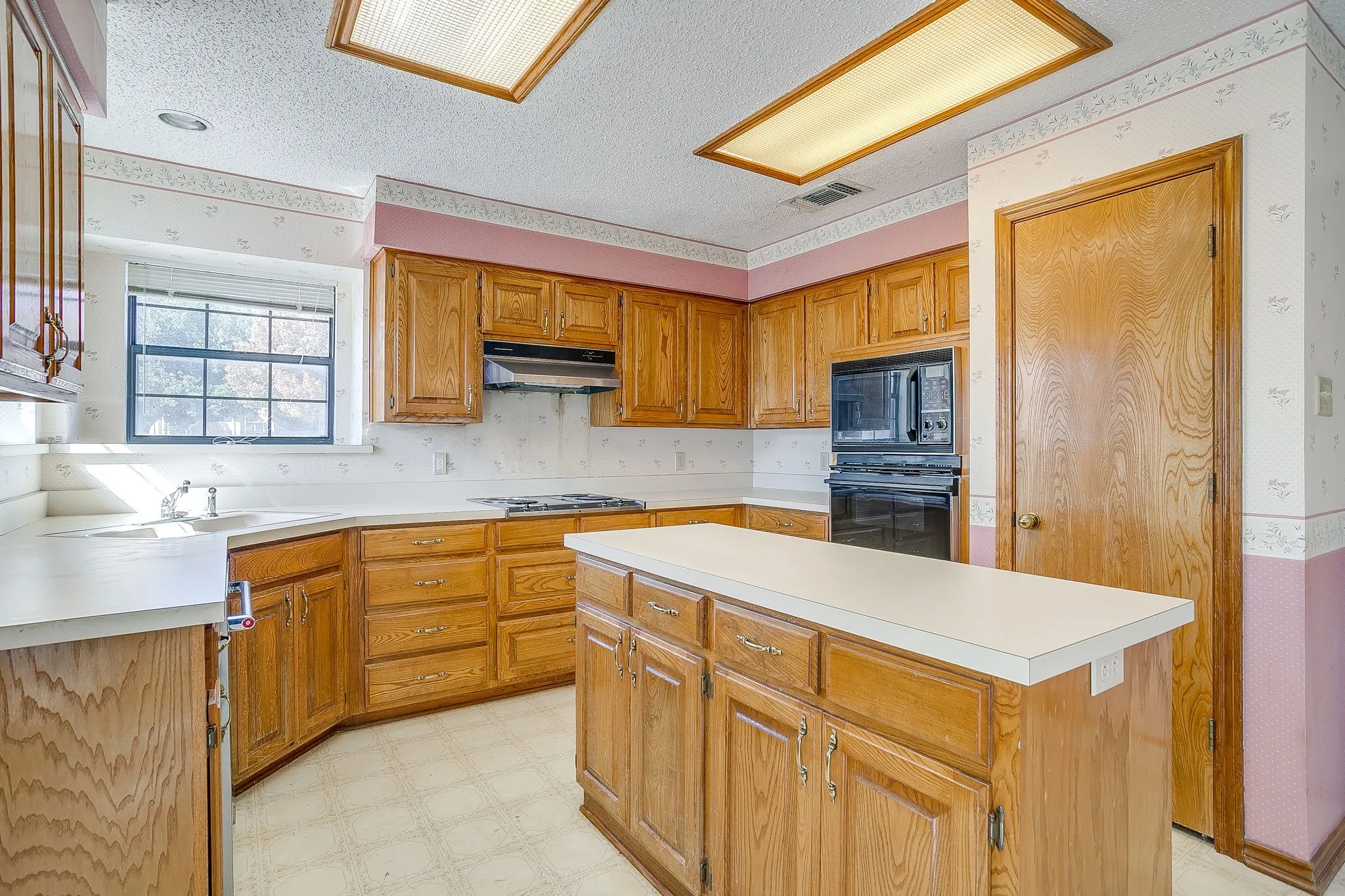 Single Family Residence For Sale in Parker County , 101 Royal Oak Drive, Aledo, Texas 76008, 3 Bedroom, 3 Bathroom, 2 Garage spaces, 2,316 Sqft, built in 1988, mls#21411072, Real Estate Agent in Aledo, Homes For Sale in Parker county, Homes For Sale in Aledo, Realtor in Aledo Texas, Real Estate Brokerage Independent Realty Texas, Luminita Cordes Realtor