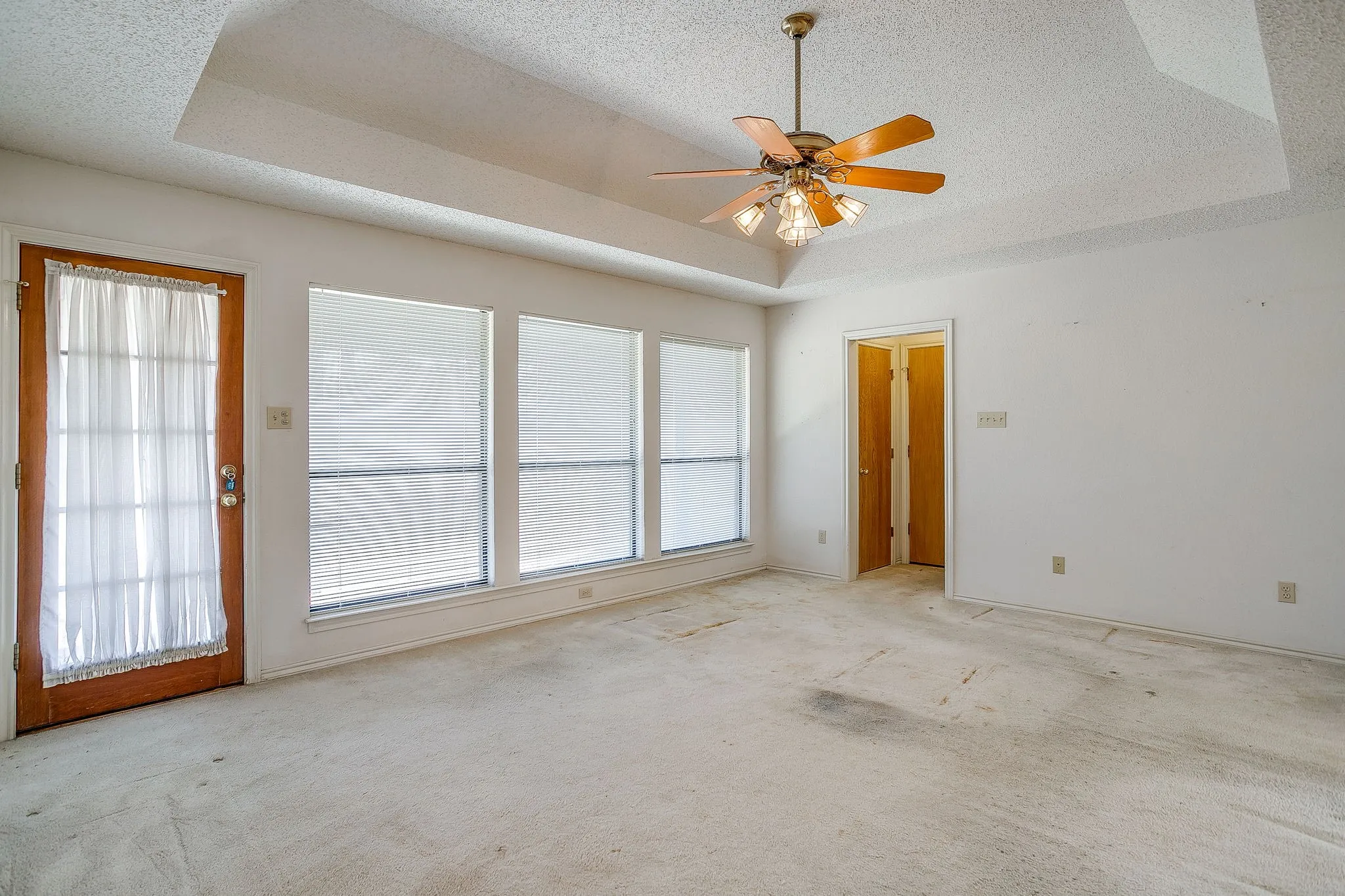 Single Family Residence For Sale in Parker County , 101 Royal Oak Drive, Aledo, Texas 76008, 3 Bedroom, 3 Bathroom, 2 Garage spaces, 2,316 Sqft, built in 1988, mls#21411072, Real Estate Agent in Aledo, Homes For Sale in Parker county, Homes For Sale in Aledo, Realtor in Aledo Texas, Real Estate Brokerage Independent Realty Texas, Luminita Cordes Realtor