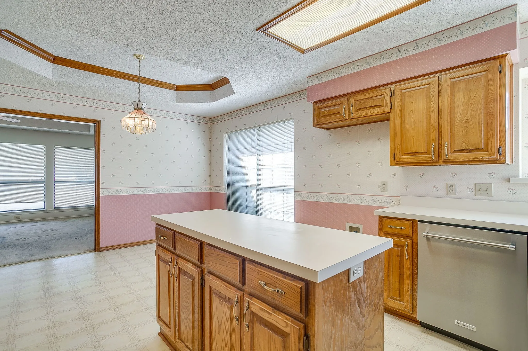 Single Family Residence For Sale in Parker County , 101 Royal Oak Drive, Aledo, Texas 76008, 3 Bedroom, 3 Bathroom, 2 Garage spaces, 2,316 Sqft, built in 1988, mls#21411072, Real Estate Agent in Aledo, Homes For Sale in Parker county, Homes For Sale in Aledo, Realtor in Aledo Texas, Real Estate Brokerage Independent Realty Texas, Luminita Cordes Realtor