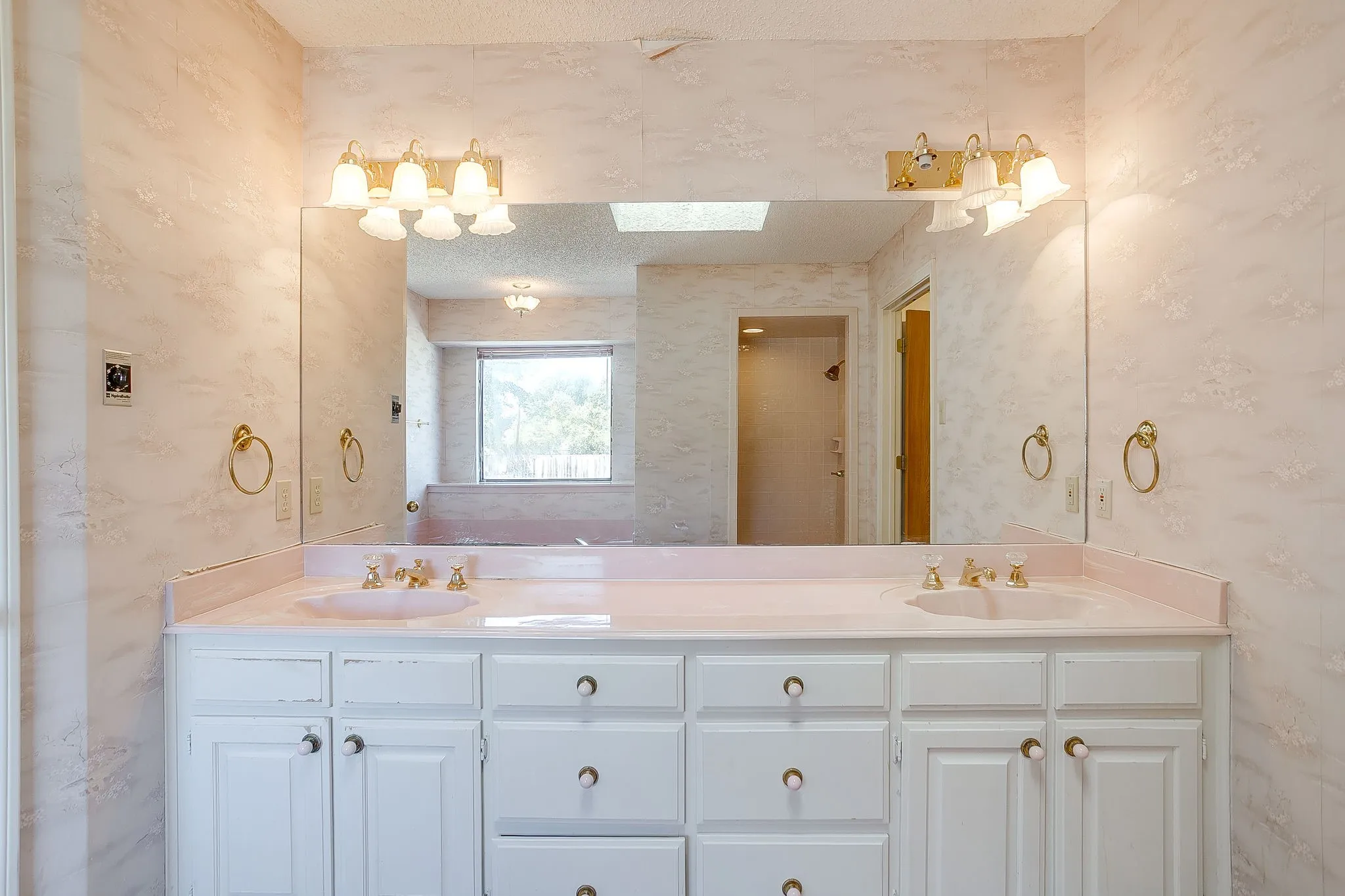 Single Family Residence For Sale in Parker County , 101 Royal Oak Drive, Aledo, Texas 76008, 3 Bedroom, 3 Bathroom, 2 Garage spaces, 2,316 Sqft, built in 1988, mls#21411072, Real Estate Agent in Aledo, Homes For Sale in Parker county, Homes For Sale in Aledo, Realtor in Aledo Texas, Real Estate Brokerage Independent Realty Texas, Luminita Cordes Realtor