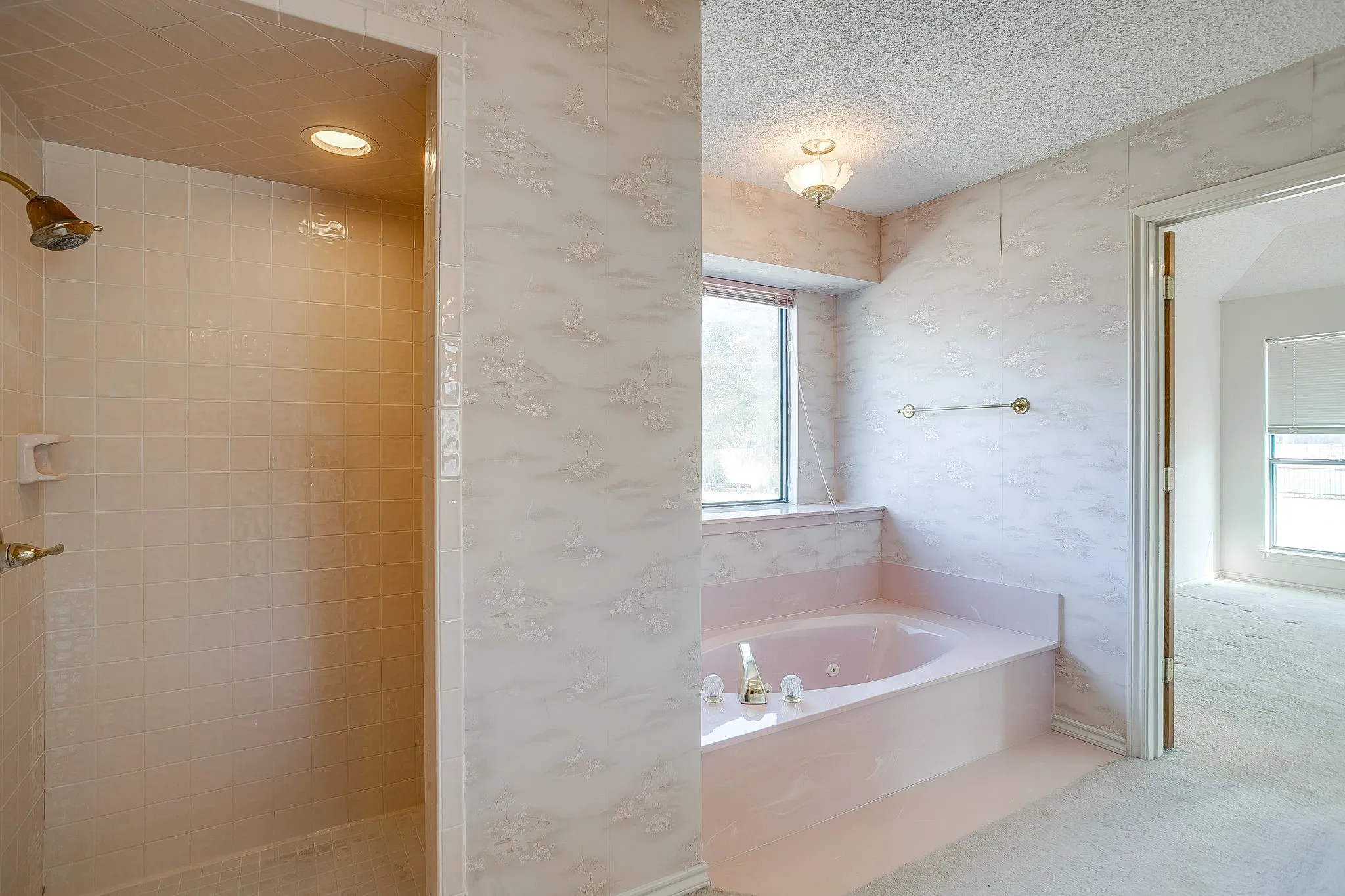 Single Family Residence For Sale in Parker County , 101 Royal Oak Drive, Aledo, Texas 76008, 3 Bedroom, 3 Bathroom, 2 Garage spaces, 2,316 Sqft, built in 1988, mls#21411072, Real Estate Agent in Aledo, Homes For Sale in Parker county, Homes For Sale in Aledo, Realtor in Aledo Texas, Real Estate Brokerage Independent Realty Texas, Luminita Cordes Realtor