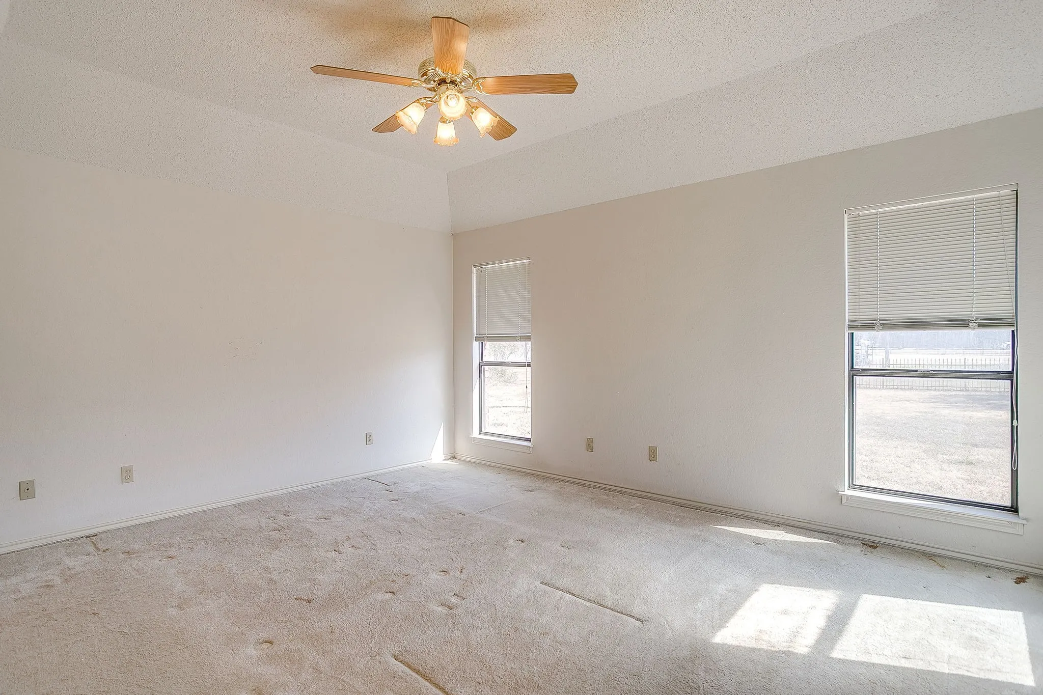 Single Family Residence For Sale in Parker County , 101 Royal Oak Drive, Aledo, Texas 76008, 3 Bedroom, 3 Bathroom, 2 Garage spaces, 2,316 Sqft, built in 1988, mls#21411072, Real Estate Agent in Aledo, Homes For Sale in Parker county, Homes For Sale in Aledo, Realtor in Aledo Texas, Real Estate Brokerage Independent Realty Texas, Luminita Cordes Realtor