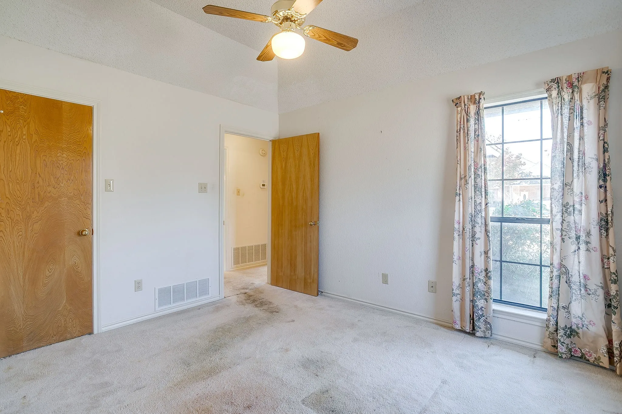 Single Family Residence For Sale in Parker County , 101 Royal Oak Drive, Aledo, Texas 76008, 3 Bedroom, 3 Bathroom, 2 Garage spaces, 2,316 Sqft, built in 1988, mls#21411072, Real Estate Agent in Aledo, Homes For Sale in Parker county, Homes For Sale in Aledo, Realtor in Aledo Texas, Real Estate Brokerage Independent Realty Texas, Luminita Cordes Realtor