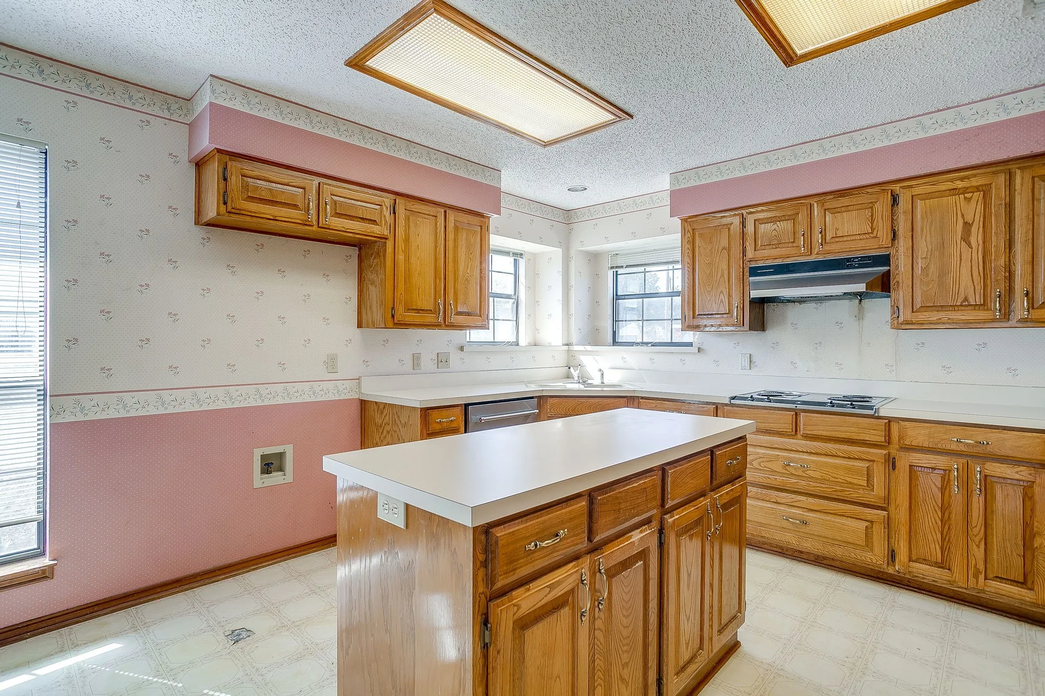 Single Family Residence For Sale in Parker County , 101 Royal Oak Drive, Aledo, Texas 76008, 3 Bedroom, 3 Bathroom, 2 Garage spaces, 2,316 Sqft, built in 1988, mls#21411072, Real Estate Agent in Aledo, Homes For Sale in Parker county, Homes For Sale in Aledo, Realtor in Aledo Texas, Real Estate Brokerage Independent Realty Texas, Luminita Cordes Realtor