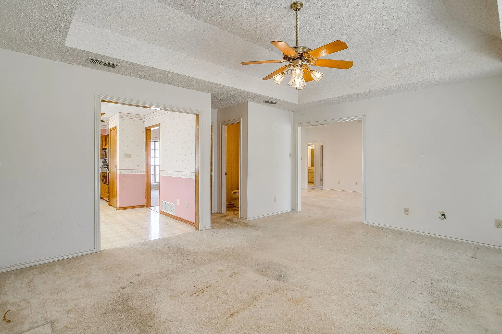 Single Family Residence For Sale in Parker County , 101 Royal Oak Drive, Aledo, Texas 76008, 3 Bedroom, 3 Bathroom, 2 Garage spaces, 2,316 Sqft, built in 1988, mls#21411072, Real Estate Agent in Aledo, Homes For Sale in Parker county, Homes For Sale in Aledo, Realtor in Aledo Texas, Real Estate Brokerage Independent Realty Texas, Luminita Cordes Realtor