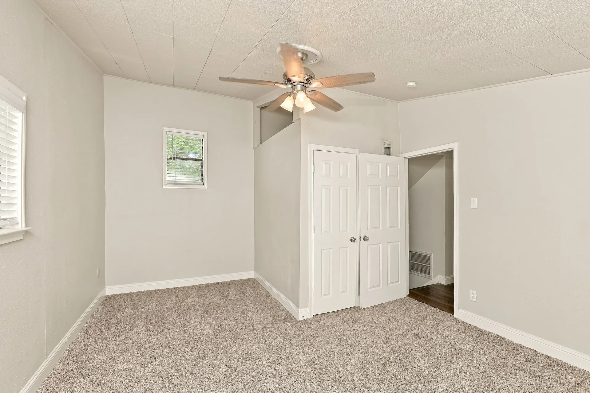 Single Family Residence For Rent in Dallas County , 7709 Texridge Drive, Dallas, Texas 75232, 5 Bedroom, 3 Bathroom, 2 Garage spaces, 2,185 Sqft, built in 1968, mls#21411077, Real Estate Agent in Dallas, Homes For Rent in Dallas county, Homes For Rent in Dallas, Realtor in Dallas Texas, Real Estate Brokerage Independent Realty Texas, Luminita Cordes Realtor