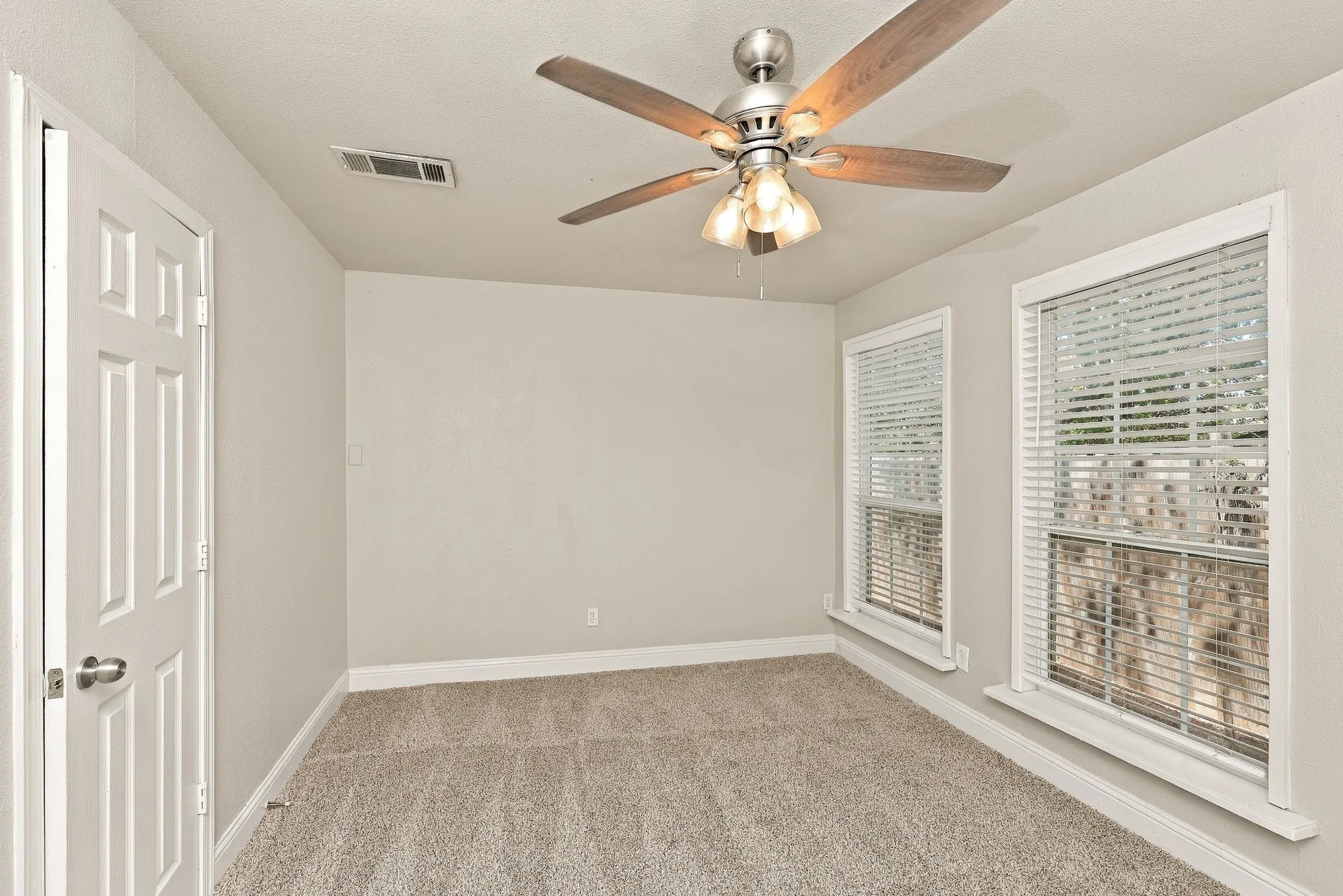 Single Family Residence For Rent in Dallas County , 7709 Texridge Drive, Dallas, Texas 75232, 5 Bedroom, 3 Bathroom, 2 Garage spaces, 2,185 Sqft, built in 1968, mls#21411077, Real Estate Agent in Dallas, Homes For Rent in Dallas county, Homes For Rent in Dallas, Realtor in Dallas Texas, Real Estate Brokerage Independent Realty Texas, Luminita Cordes Realtor