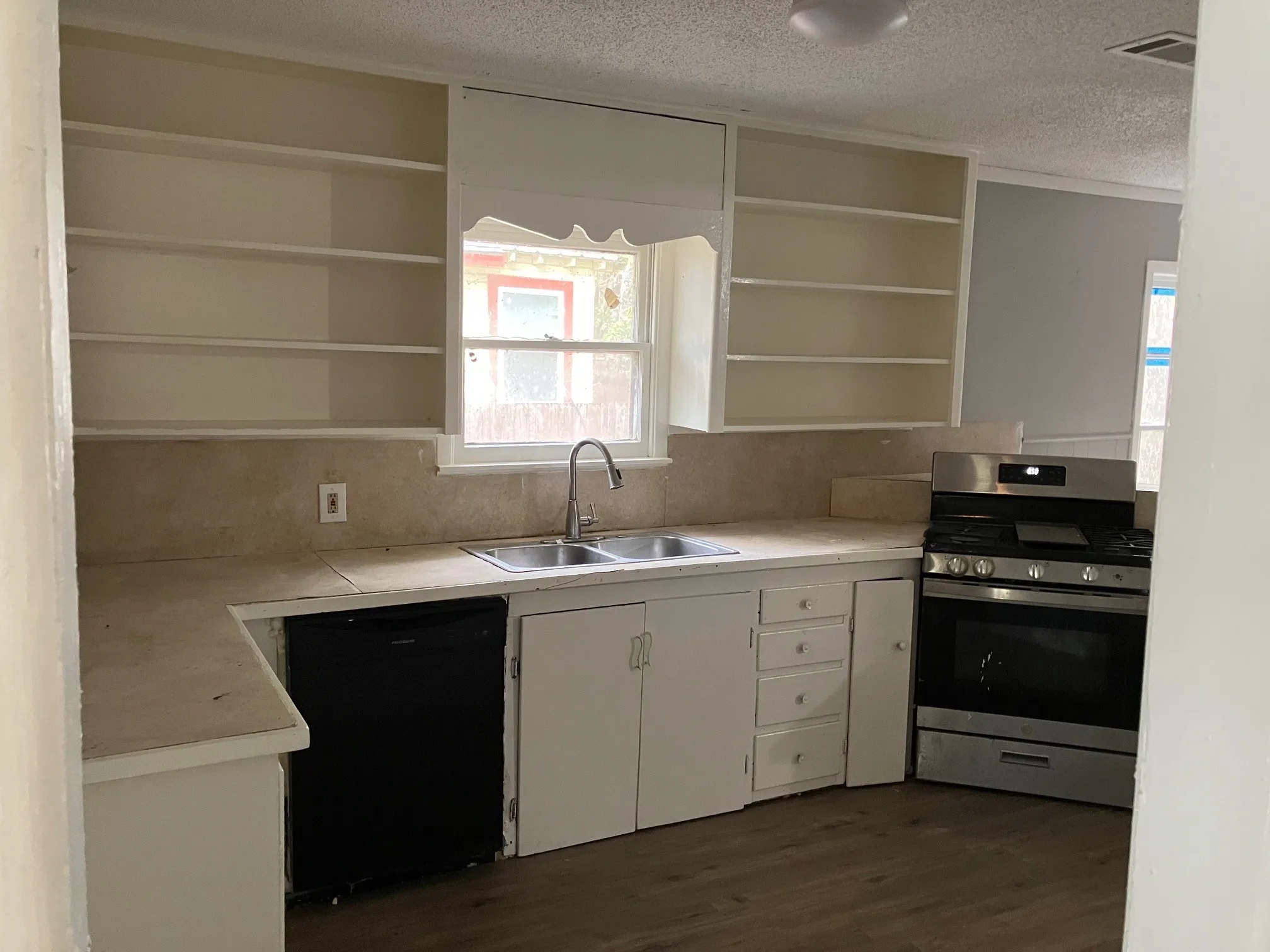 Single Family Residence For Rent in Hunt County , 4017 Gordon Street, Greenville, Texas 75401, 3 Bedroom, 2 Bathroom, Garage spaces, 1,660 Sqft, built in 1962, mls#21411081, Real Estate Agent in Greenville, Homes For Rent in Hunt county, Homes For Rent in Greenville, Realtor in Greenville Texas, Real Estate Brokerage Independent Realty Texas, Luminita Cordes Realtor