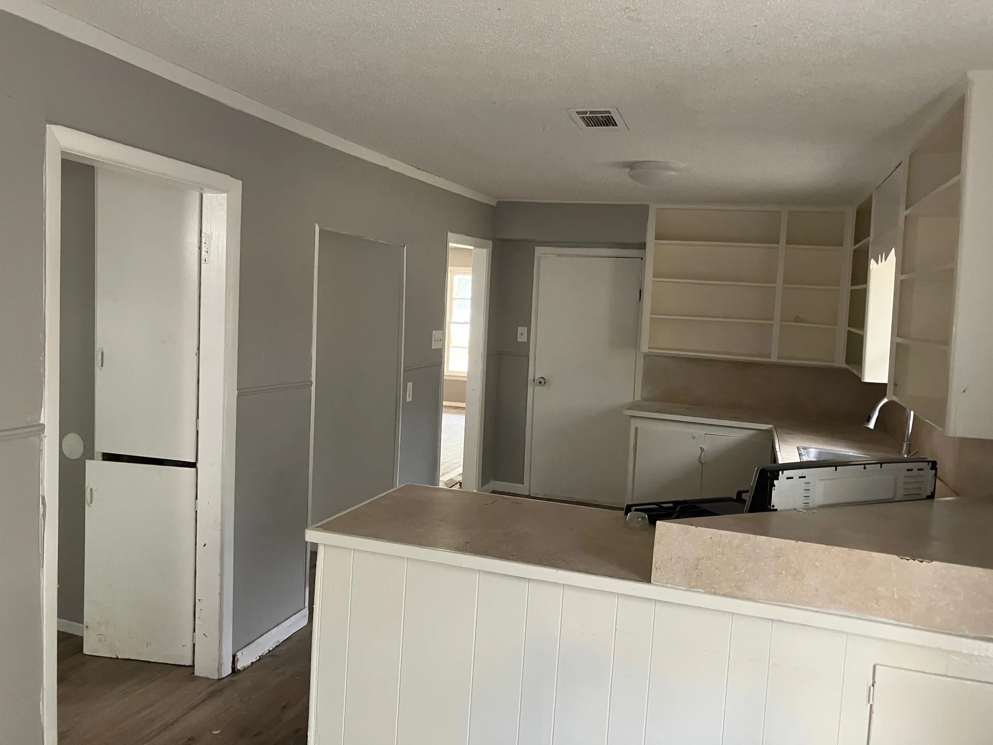 Single Family Residence For Rent in Hunt County , 4017 Gordon Street, Greenville, Texas 75401, 3 Bedroom, 2 Bathroom, Garage spaces, 1,660 Sqft, built in 1962, mls#21411081, Real Estate Agent in Greenville, Homes For Rent in Hunt county, Homes For Rent in Greenville, Realtor in Greenville Texas, Real Estate Brokerage Independent Realty Texas, Luminita Cordes Realtor