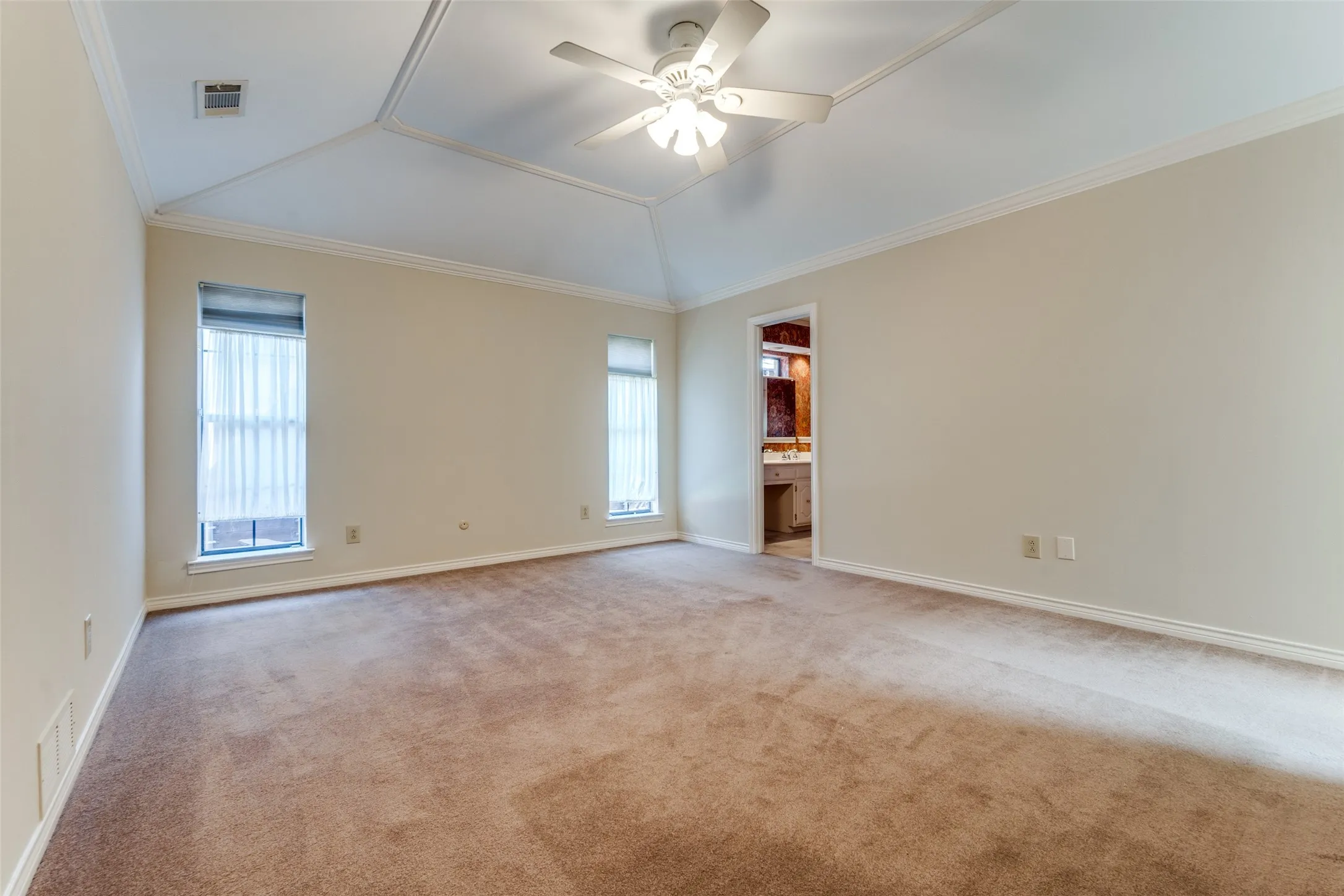 Single Family Residence For Rent in Dallas County , 7010 Northwood Road, Dallas, Texas 75225, 3 Bedroom, 4 Bathroom, 2 Garage spaces, 2,512 Sqft, built in 1979, mls#21411085, Real Estate Agent in Dallas, Homes For Rent in Dallas county, Homes For Rent in Dallas, Realtor in Dallas Texas, Real Estate Brokerage Independent Realty Texas, Luminita Cordes Realtor