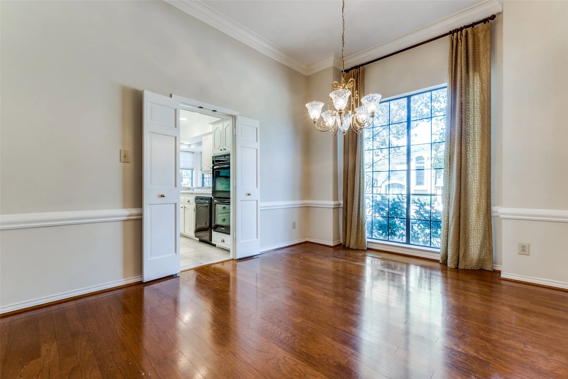Single Family Residence For Rent in Dallas County , 7010 Northwood Road, Dallas, Texas 75225, 3 Bedroom, 4 Bathroom, 2 Garage spaces, 2,512 Sqft, built in 1979, mls#21411085, Real Estate Agent in Dallas, Homes For Rent in Dallas county, Homes For Rent in Dallas, Realtor in Dallas Texas, Real Estate Brokerage Independent Realty Texas, Luminita Cordes Realtor